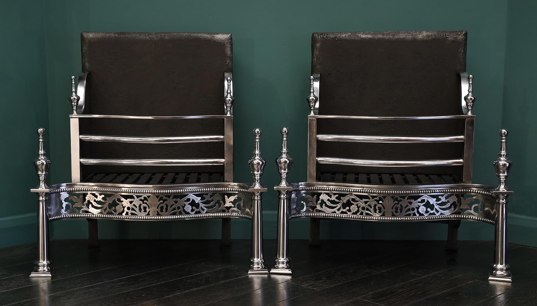 A Free-Standing Polsihed Steel Fire Grate in the Georgian Form (Ende des 20. Jahrhunderts) im Angebot