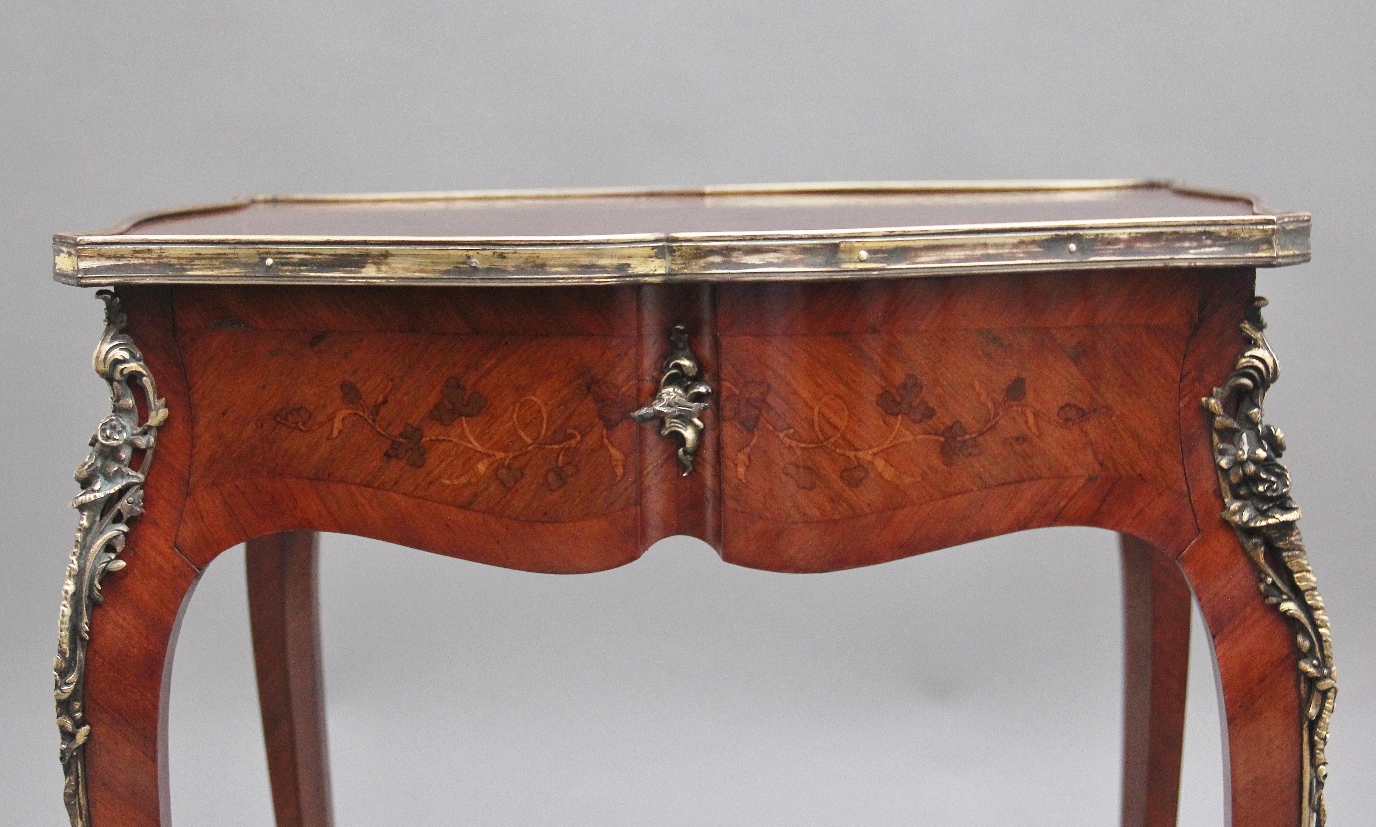 Table d'appoint en marqueterie et bois de roi français du 19e siècle en vente 3