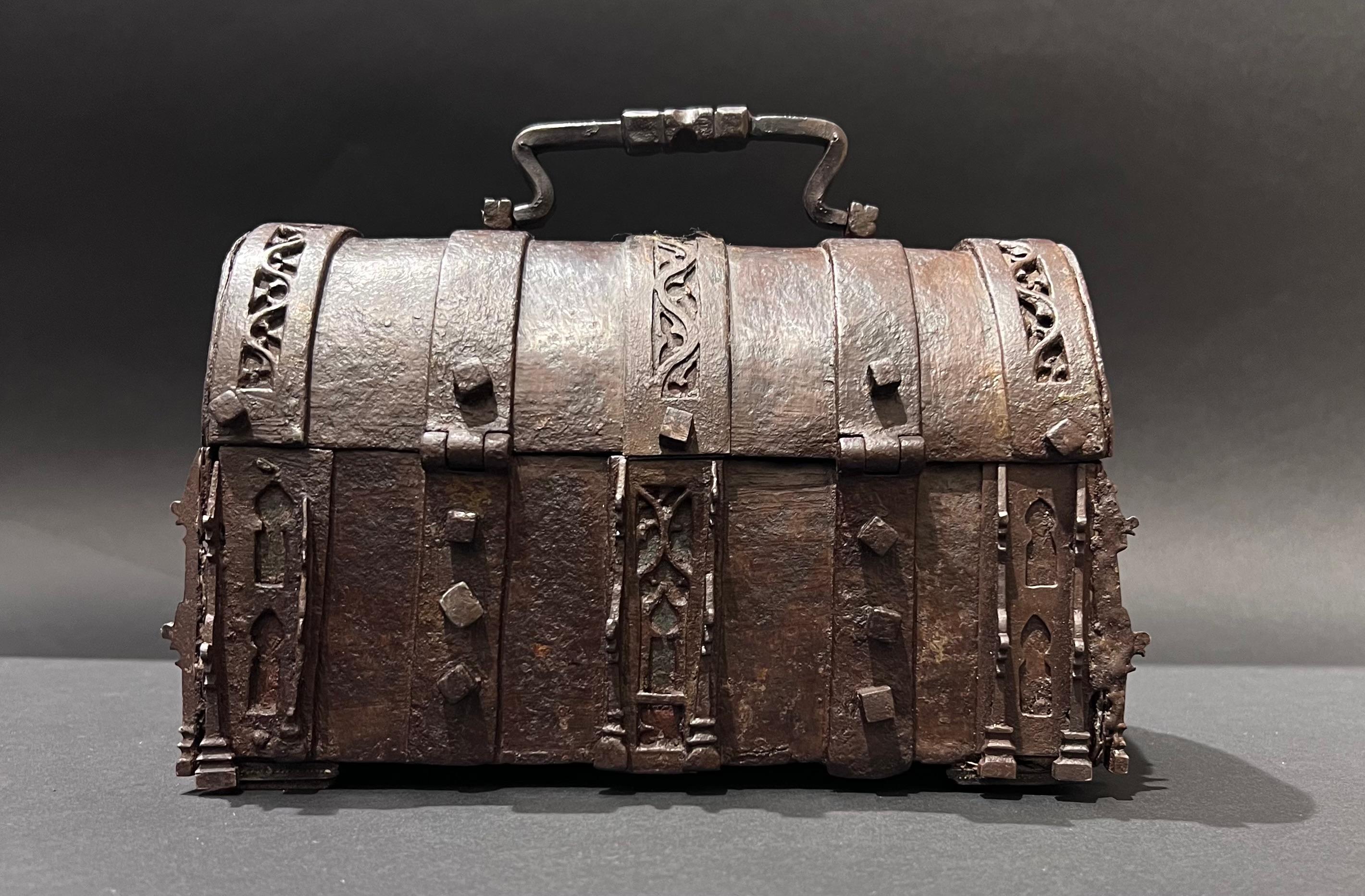 A French 15th century gothic iron casket In Good Condition In PARIS, FR