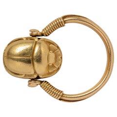 Bague scarabée française en or 18 carats avec un compartiment secret