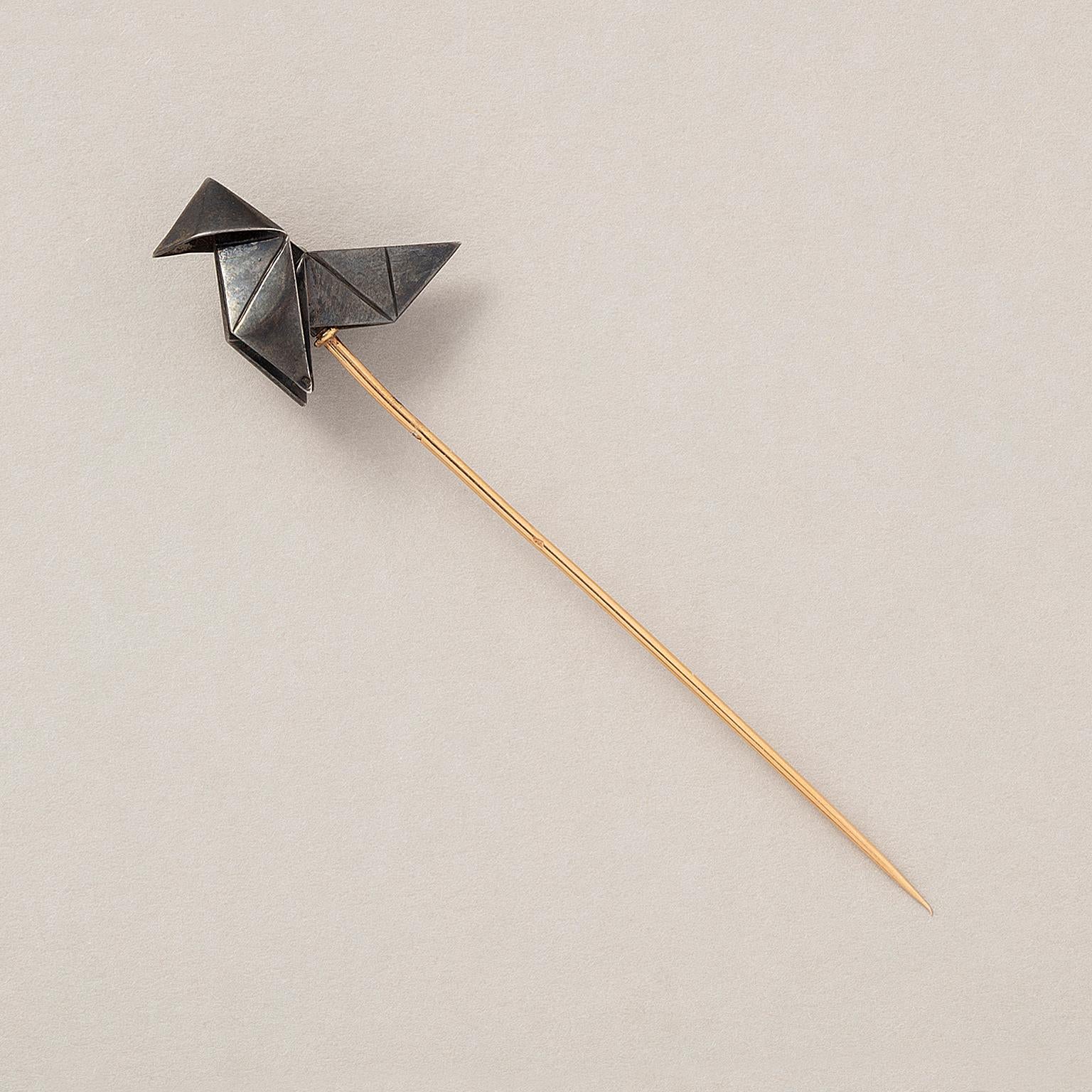 Épingle à bâton en or 18 carats avec un oiseau origami en argent, France, vers 1900 avec des marques d'essai d'or et d'argent françaises et une marque de mastr français.

Poids : 5,06 g
longueur : 9,5 cm