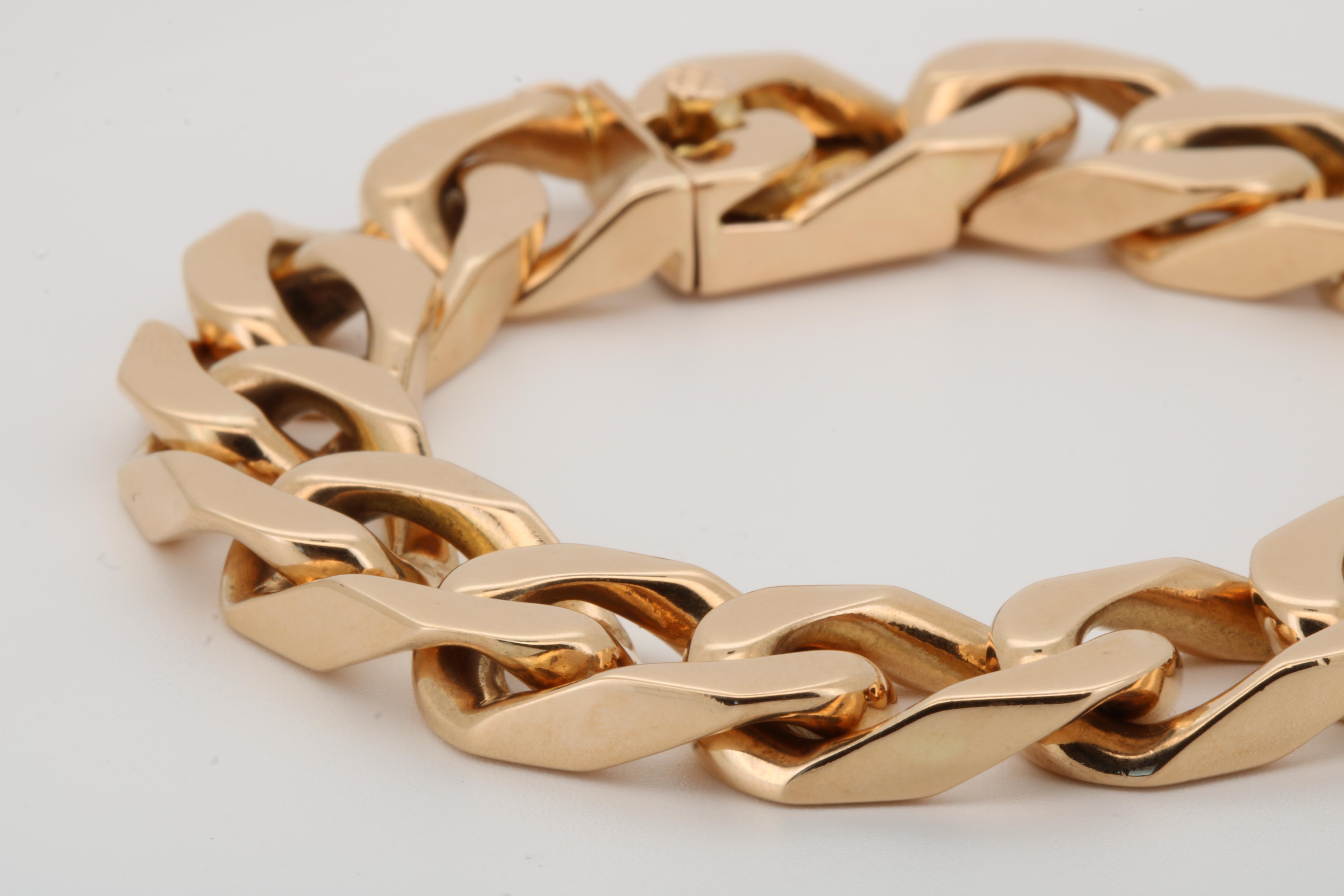Bracciale in oro rosa 18kt con maglie distanziate per un look robusto. La chiusura è ingegnosamente nascosta in una delle maglie. Per una maggiore sicurezza, sul lato del bracciale è stata inserita una chiusura di sicurezza secondaria. 
Le maglie e