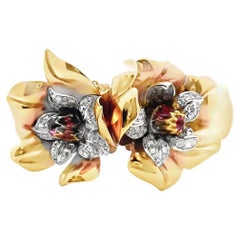 Ein französisches Armband aus 18 Karat Gelbgold mit zwei abnehmbaren Blumenbroschen