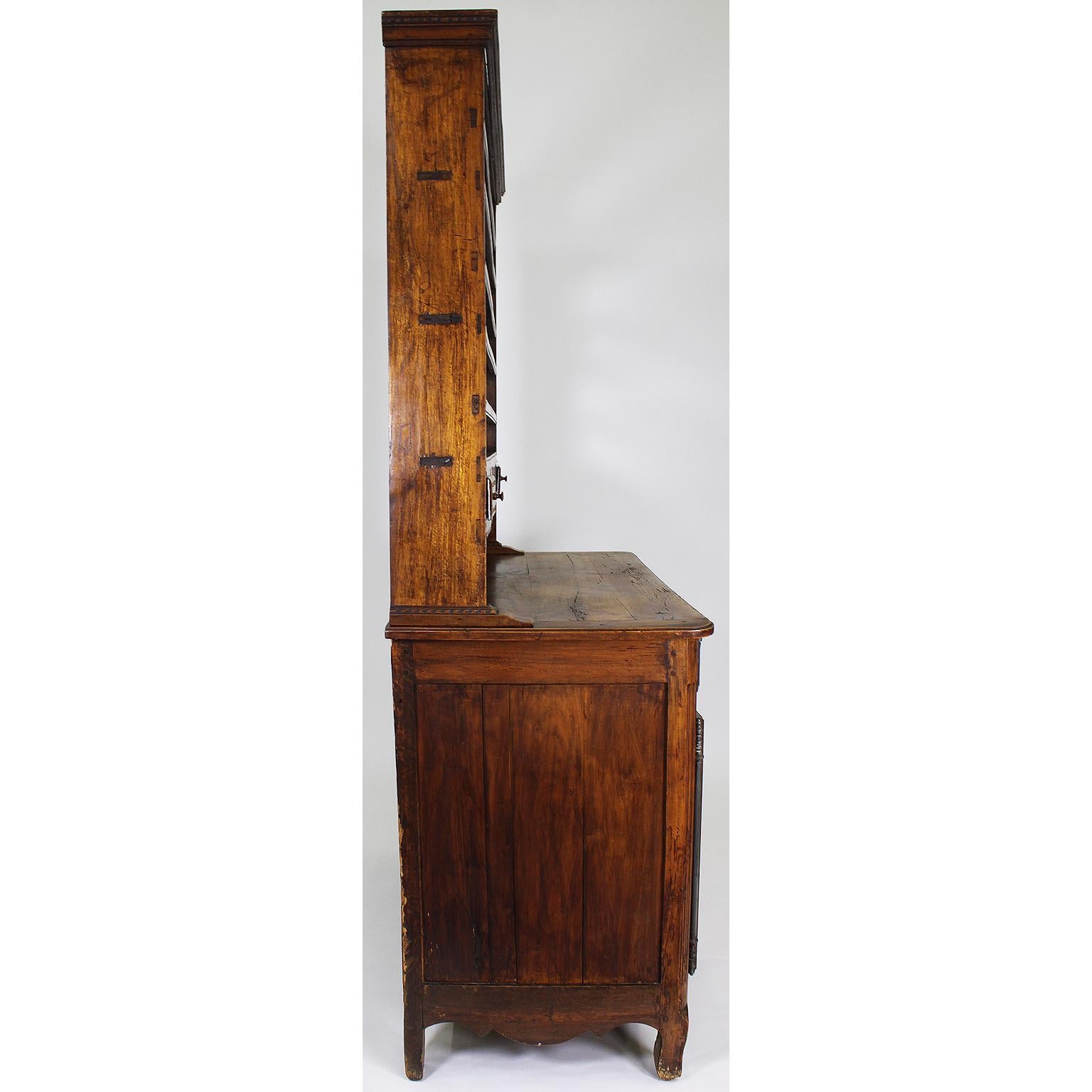 Ein französischer Provinz-Louis aus dem 18. und 19.  Vaisselier Hutch-Buffet aus Nussbaumholz im XV.-Stil (Metall) im Angebot