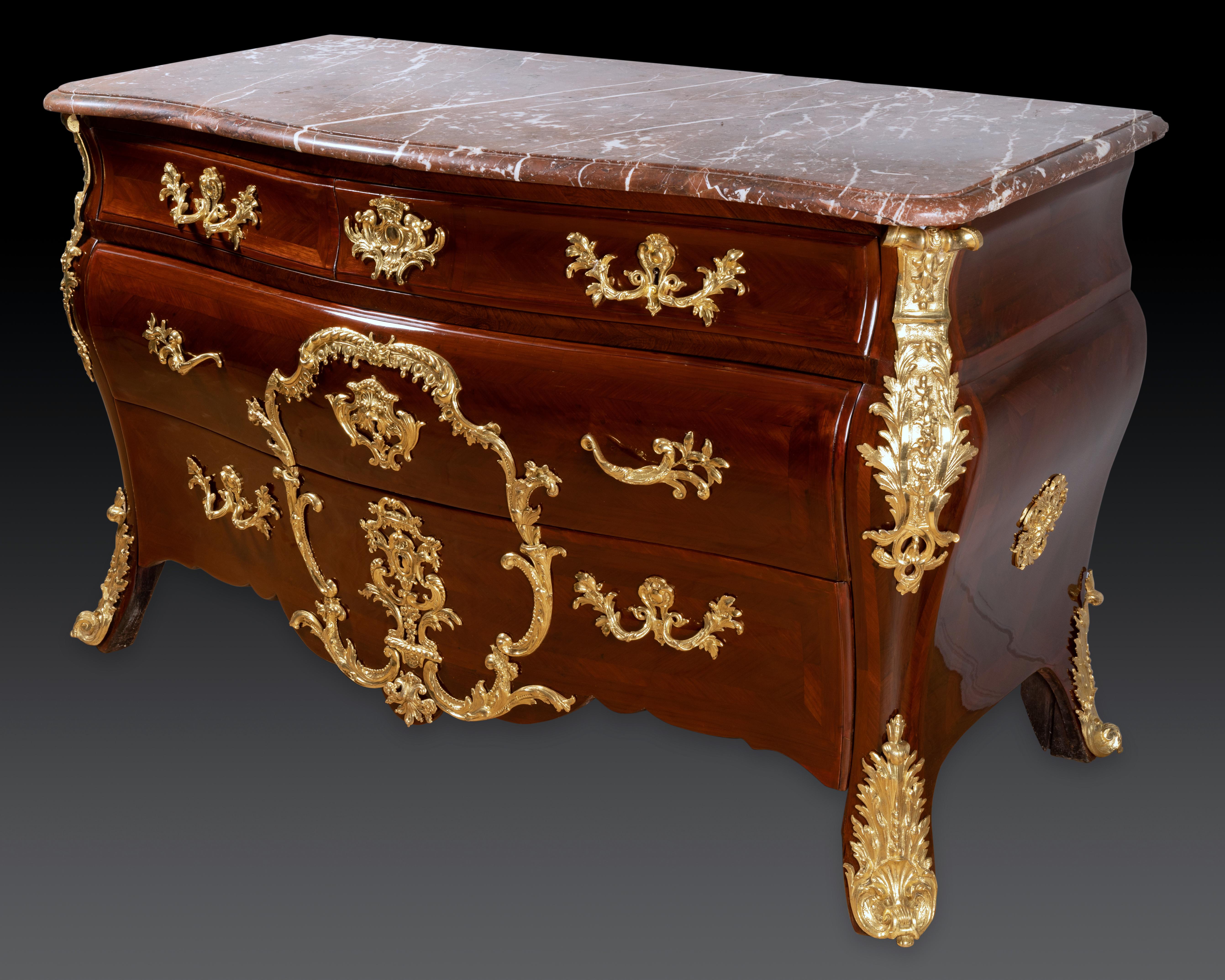 A Regence ormolu-mounted commode by Etienne Doirat (Paris, 1675-1732)
Rare and elegant commode curved on the front and on the sides, in amaranth veneer arranged in sheets in the frames. It opens with four drawers in three rows: two large and two