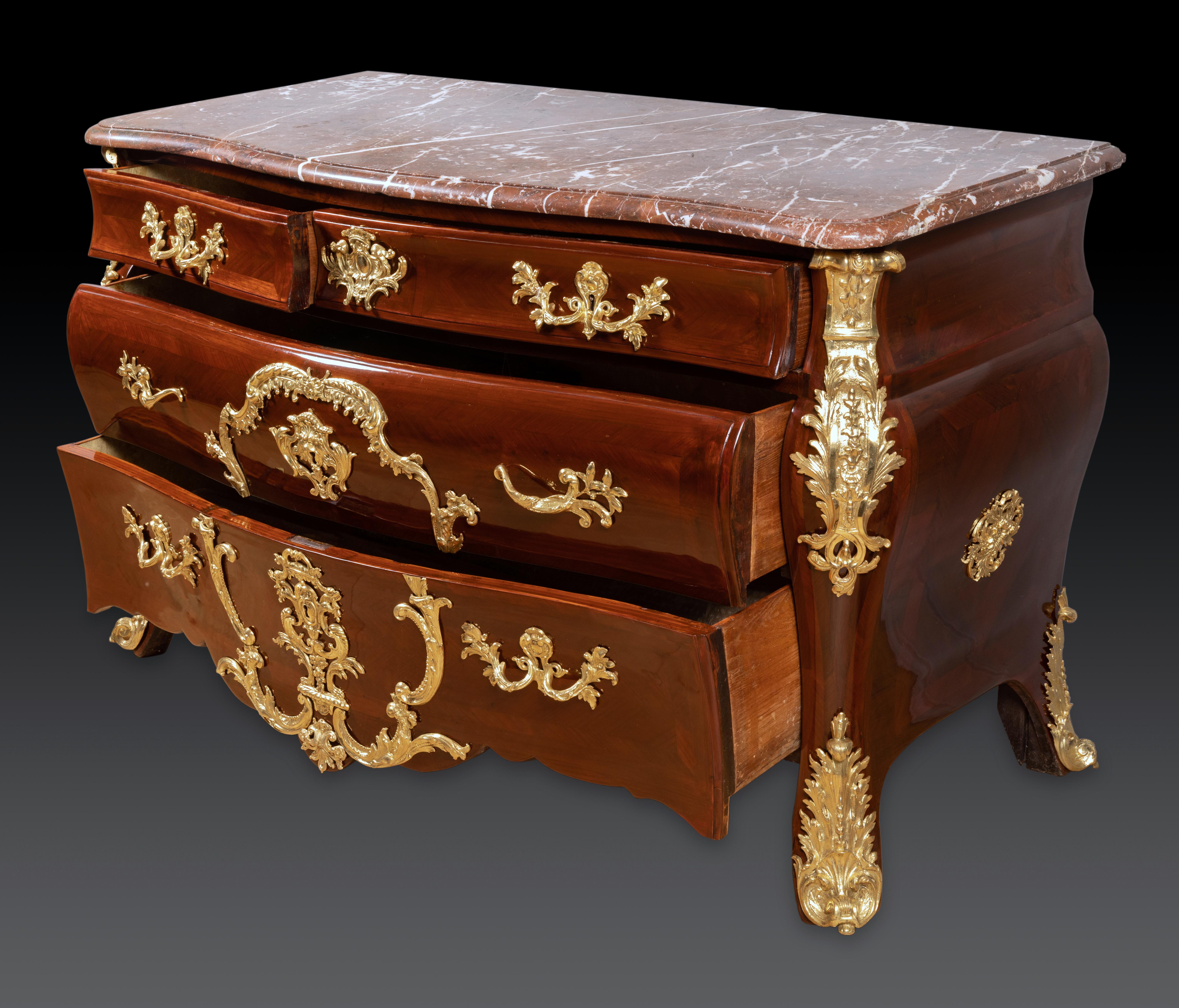 French 18th Century Regence Ormolu-Mounted Commode by Etienne Doirat In Good Condition For Sale In PARIS, FR