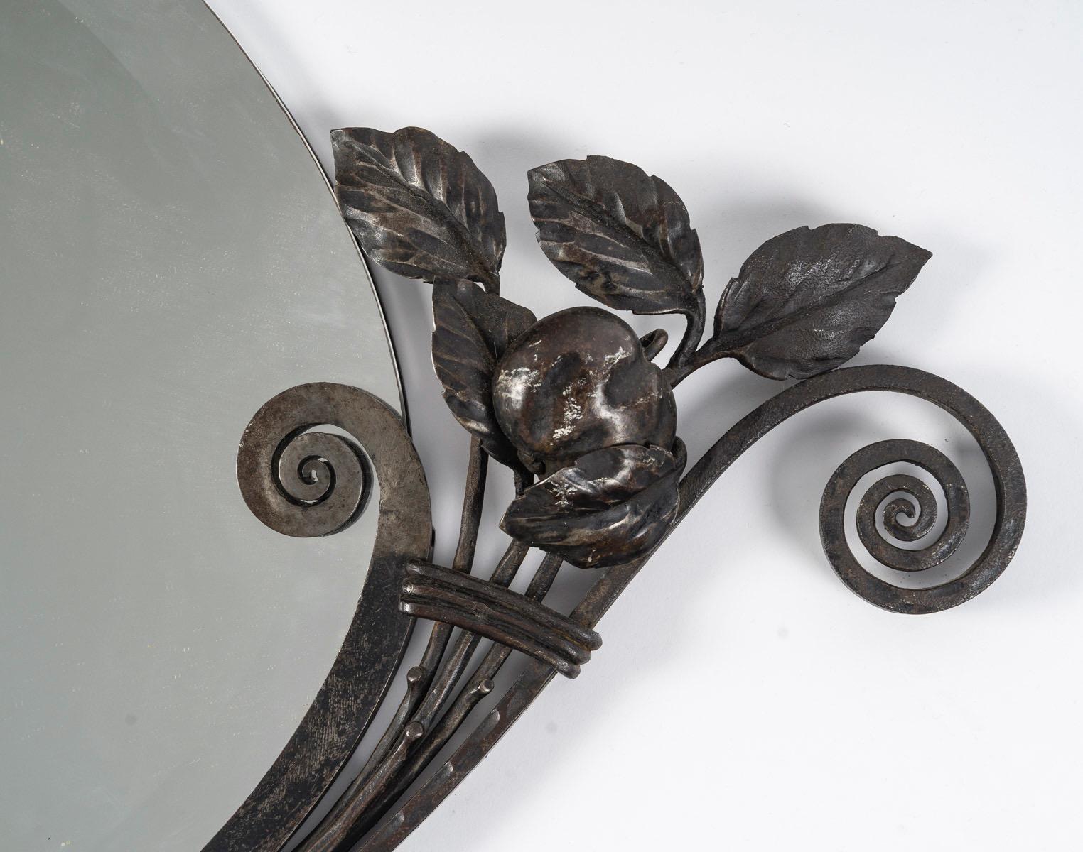 Ein französisches Art Deco Spiegelpaar von 1925 aus Schmiedeeisen im Angebot 3