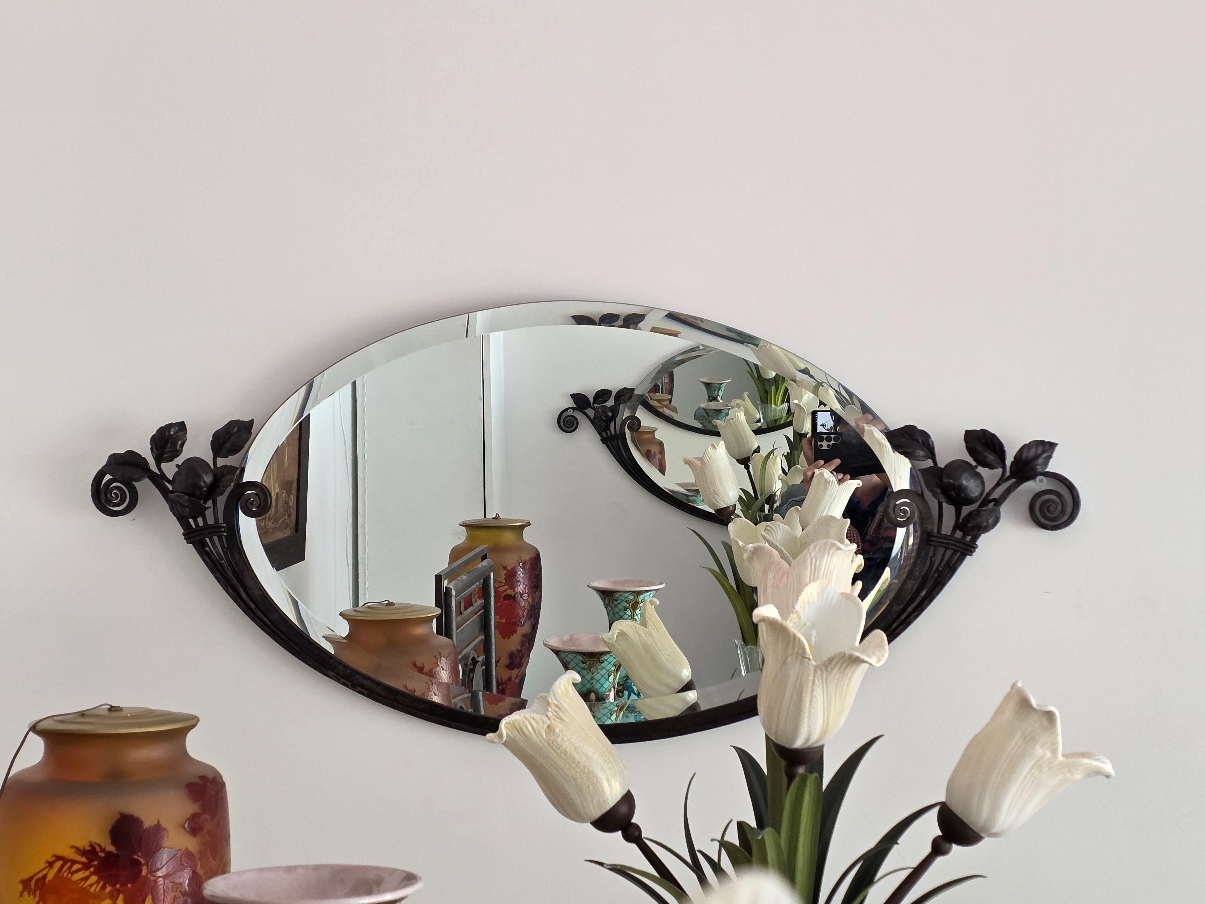 Ein französisches Art Deco Spiegelpaar von 1925 aus Schmiedeeisen (Gehämmert) im Angebot