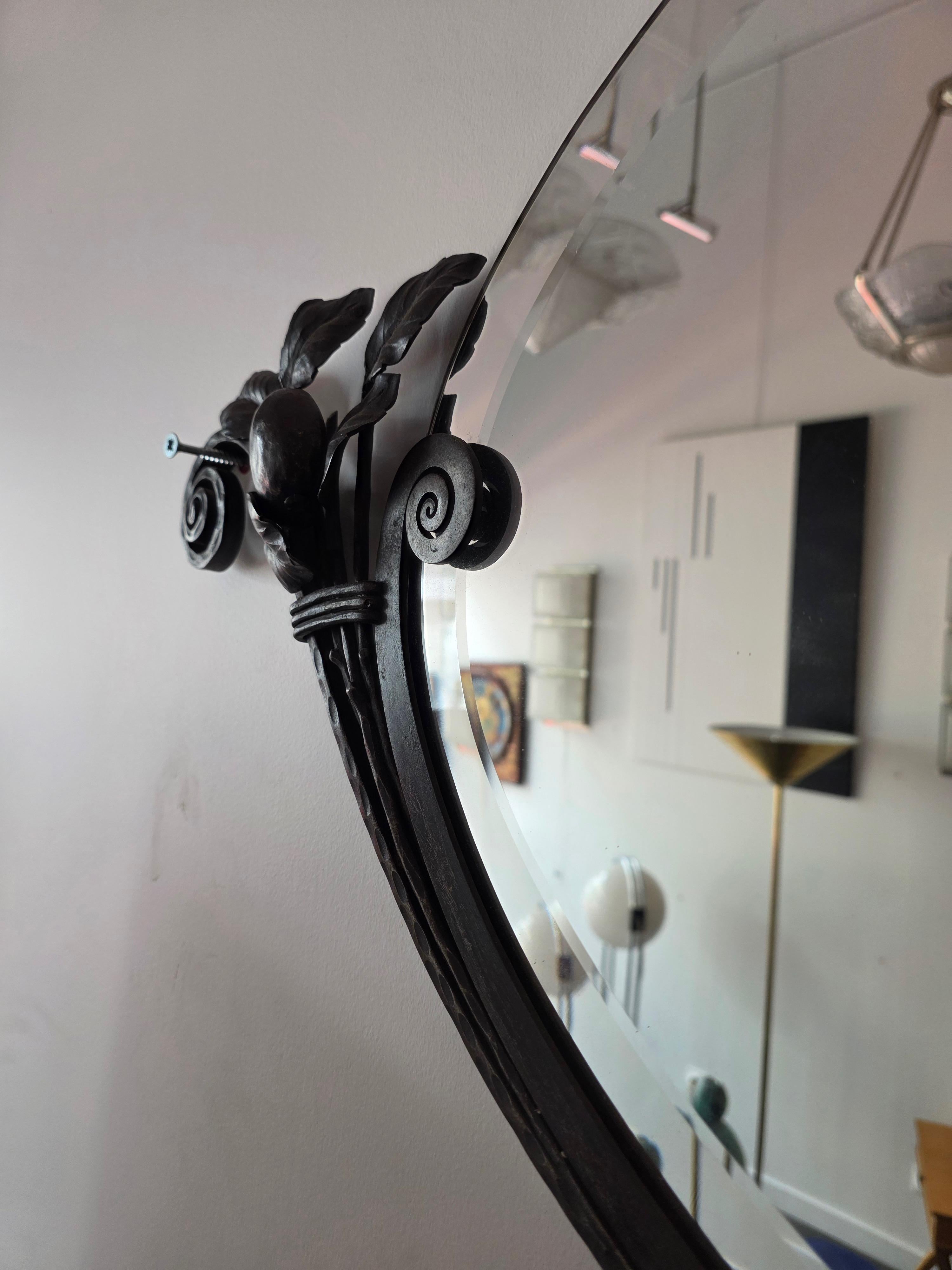 Ein französisches Art Deco Spiegelpaar von 1925 aus Schmiedeeisen (Frühes 20. Jahrhundert) im Angebot