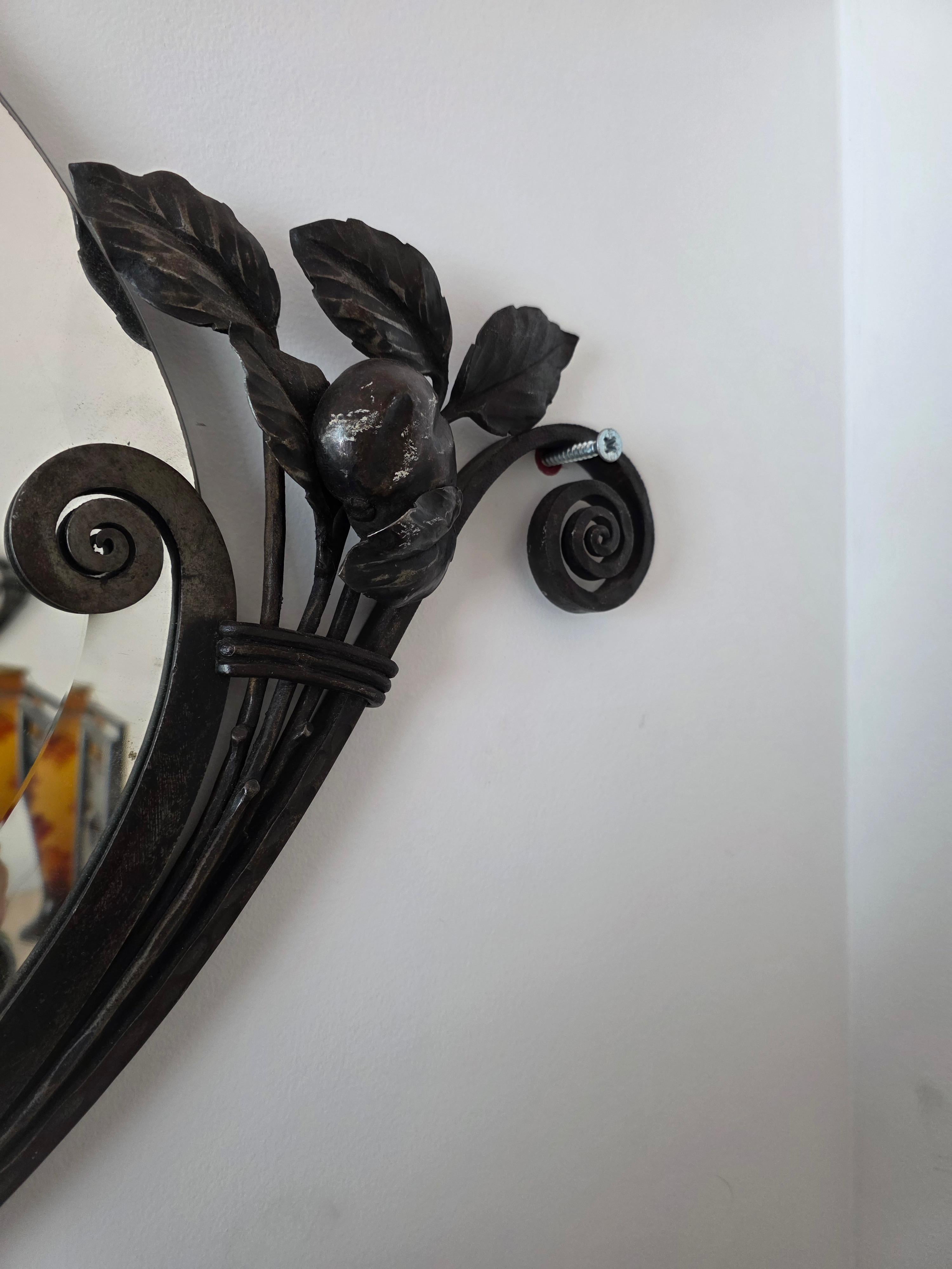 Ein französisches Art Deco Spiegelpaar von 1925 aus Schmiedeeisen im Angebot 2