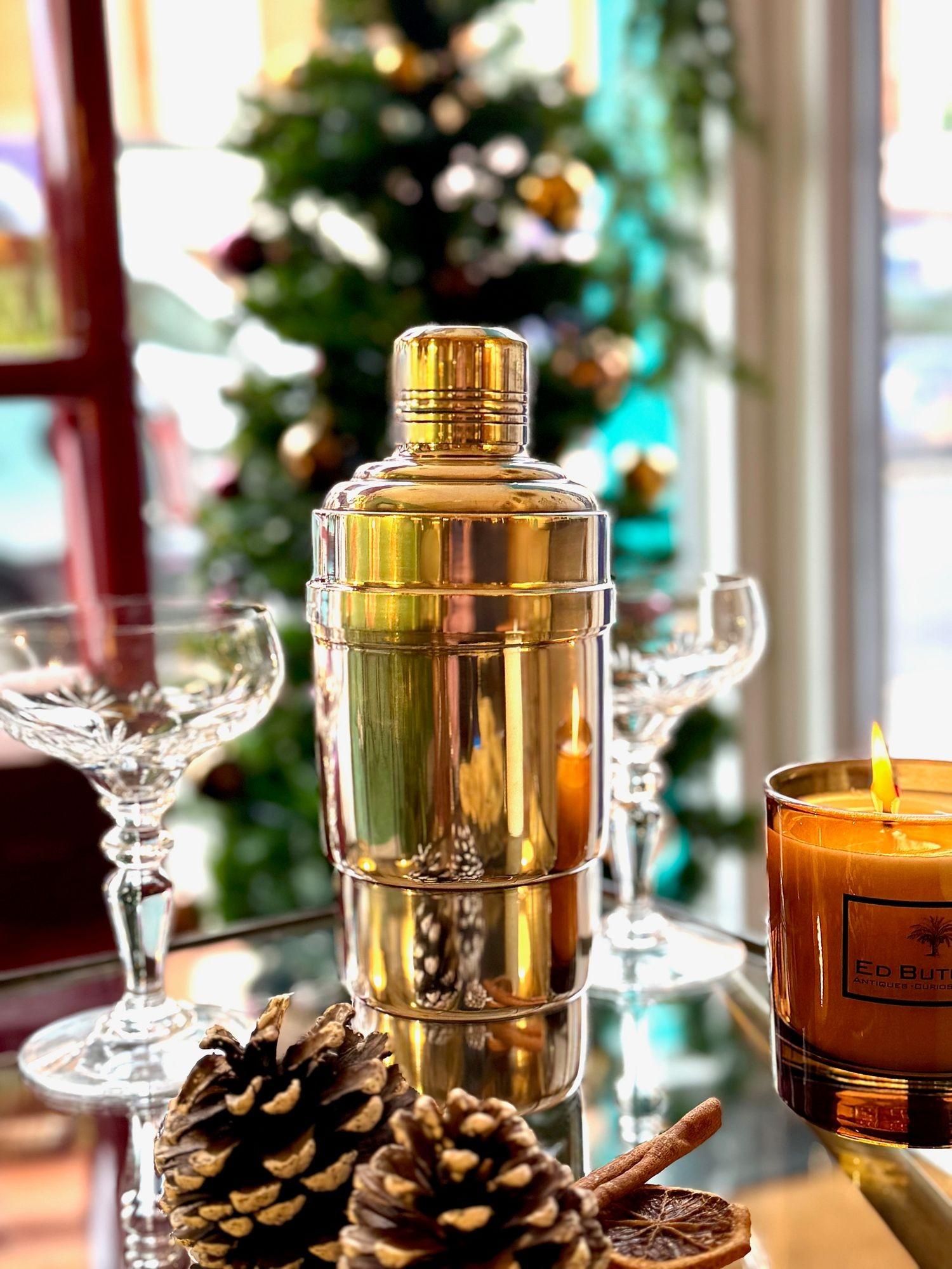 Ein französischer versilberter Cocktailshaker aus den 1930er Jahren in einer mit Seide gefütterten Präsentationsbox mit dunkelblauem Lederimitat und Metallverschluss.