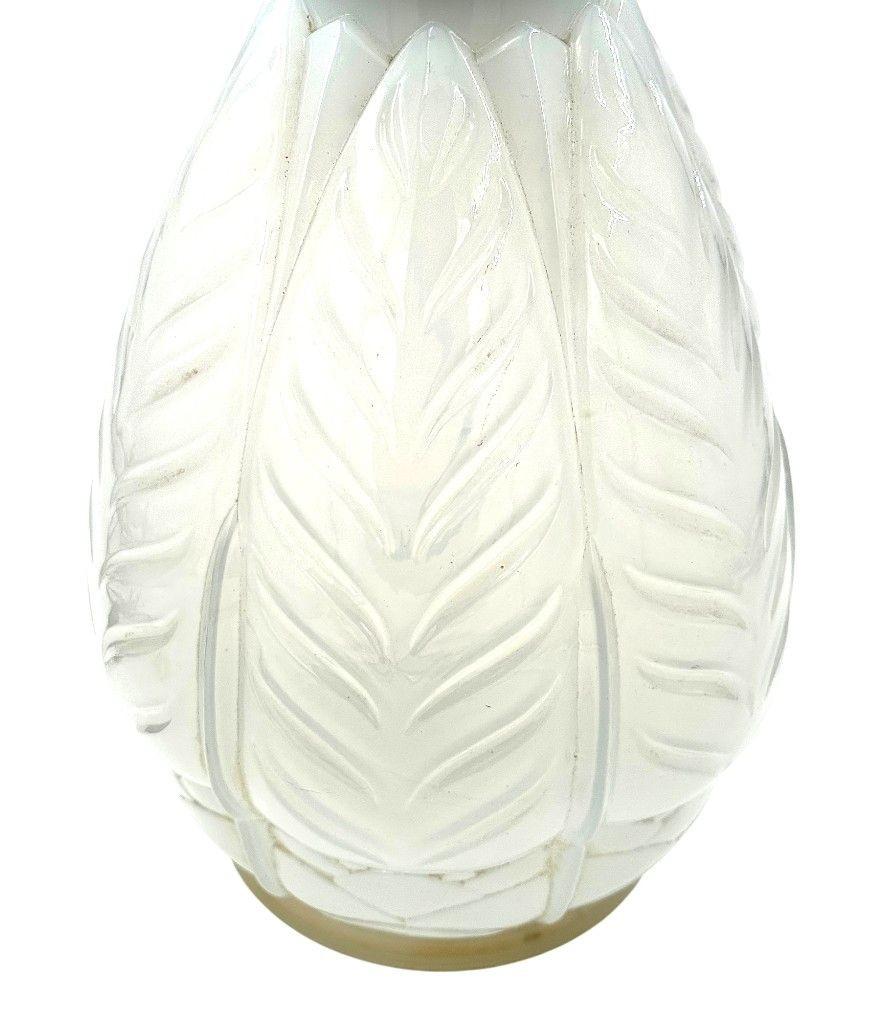 Lámpara francesa de cristal opalino de Cristallerie Lorraine Alsace de los años 30 con diseño de hojas en venta 4