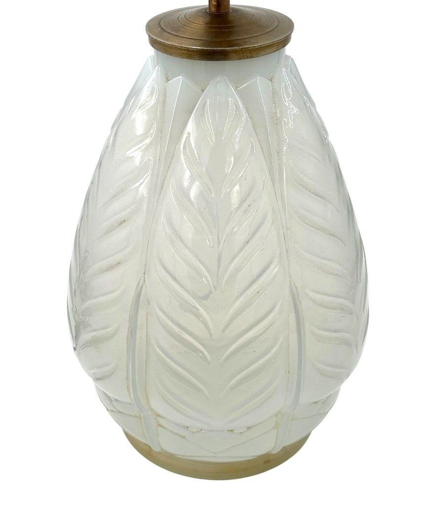 Lámpara francesa de cristal opalino de Cristallerie Lorraine Alsace de los años 30 con diseño de hojas en venta 6