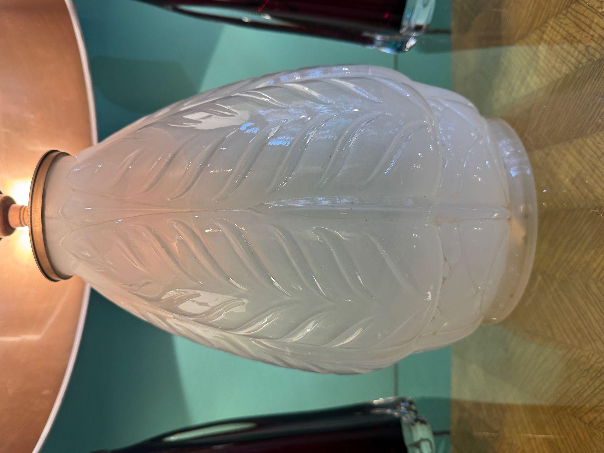 Lámpara francesa de cristal opalino de Cristallerie Lorraine Alsace de los años 30 con diseño de hojas en venta 13