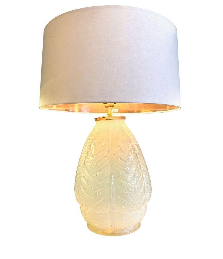 Lámpara francesa de cristal opalino de Cristallerie Lorraine Alsace de los años 30 con diseño de hojas Francés en venta
