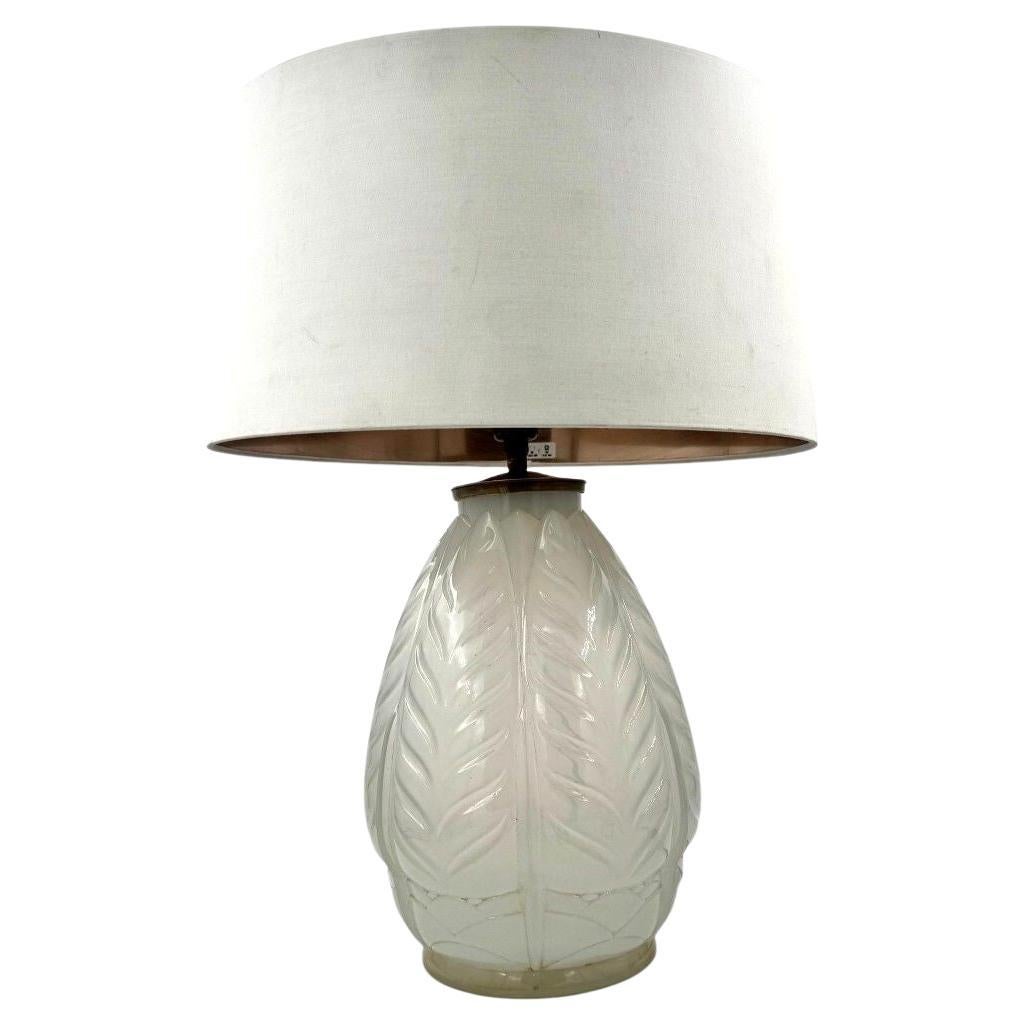 Lámpara francesa de cristal opalino de Cristallerie Lorraine Alsace de los años 30 con diseño de hojas en venta