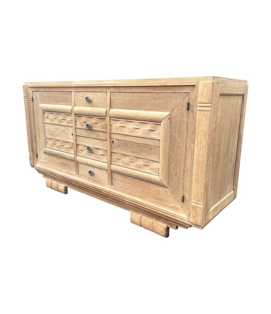 French 1940s Bleached Oak Sideboard with Two Doors and Four Central Drawers For Sale 1