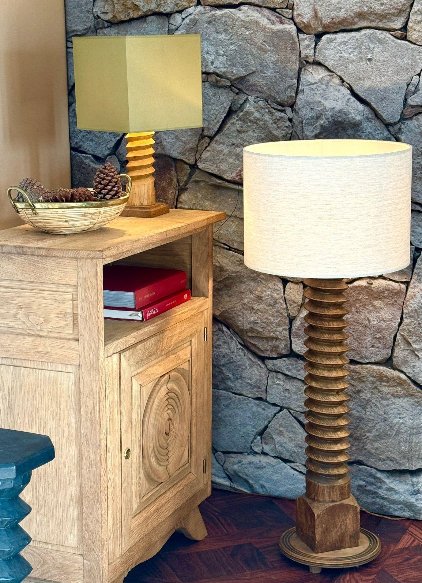 A French 1940s solid oak corkscrew floor lamp in the style of Charles Dudouyt. Rewired with new bronze fittings, antique gold cord flex, foot switch and PAT tested. With new bespoke linen shade