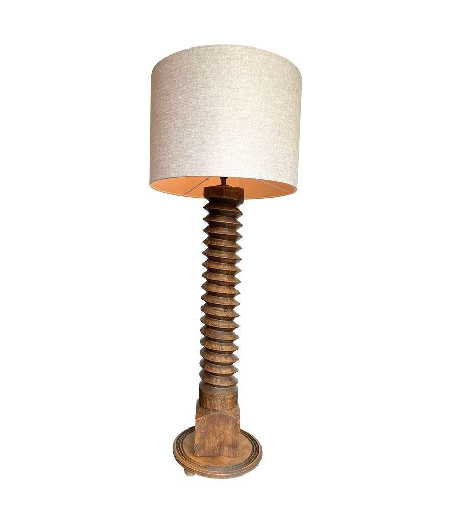 A French 1940s solid oak corkscrew floor lamp in the style of Charles Dudouyt In Good Condition In London, GB