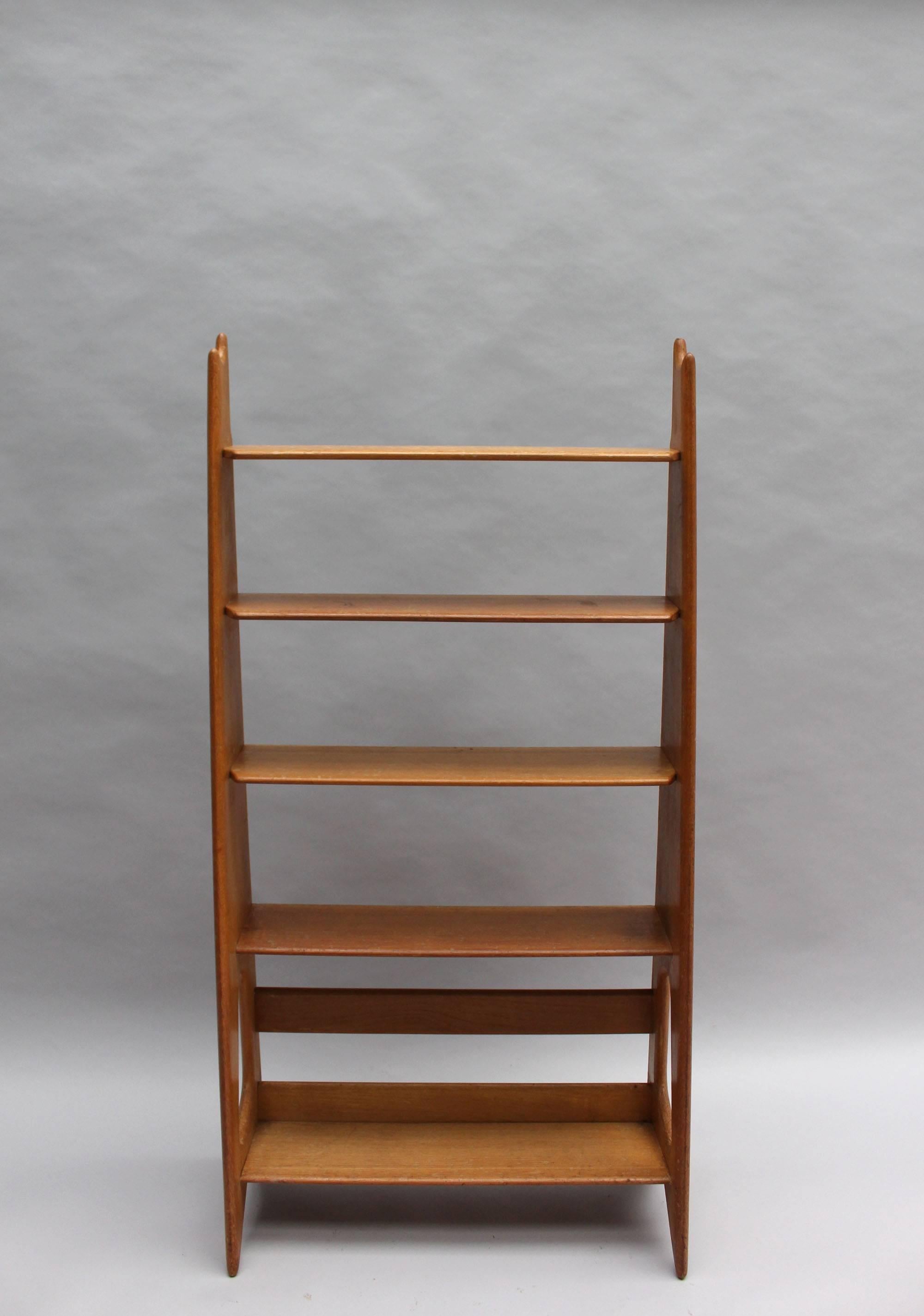 A fine French mid-century solid oak shelves / bookcase by Pierre Cruège (1913-2003), Éditions Formes / France.