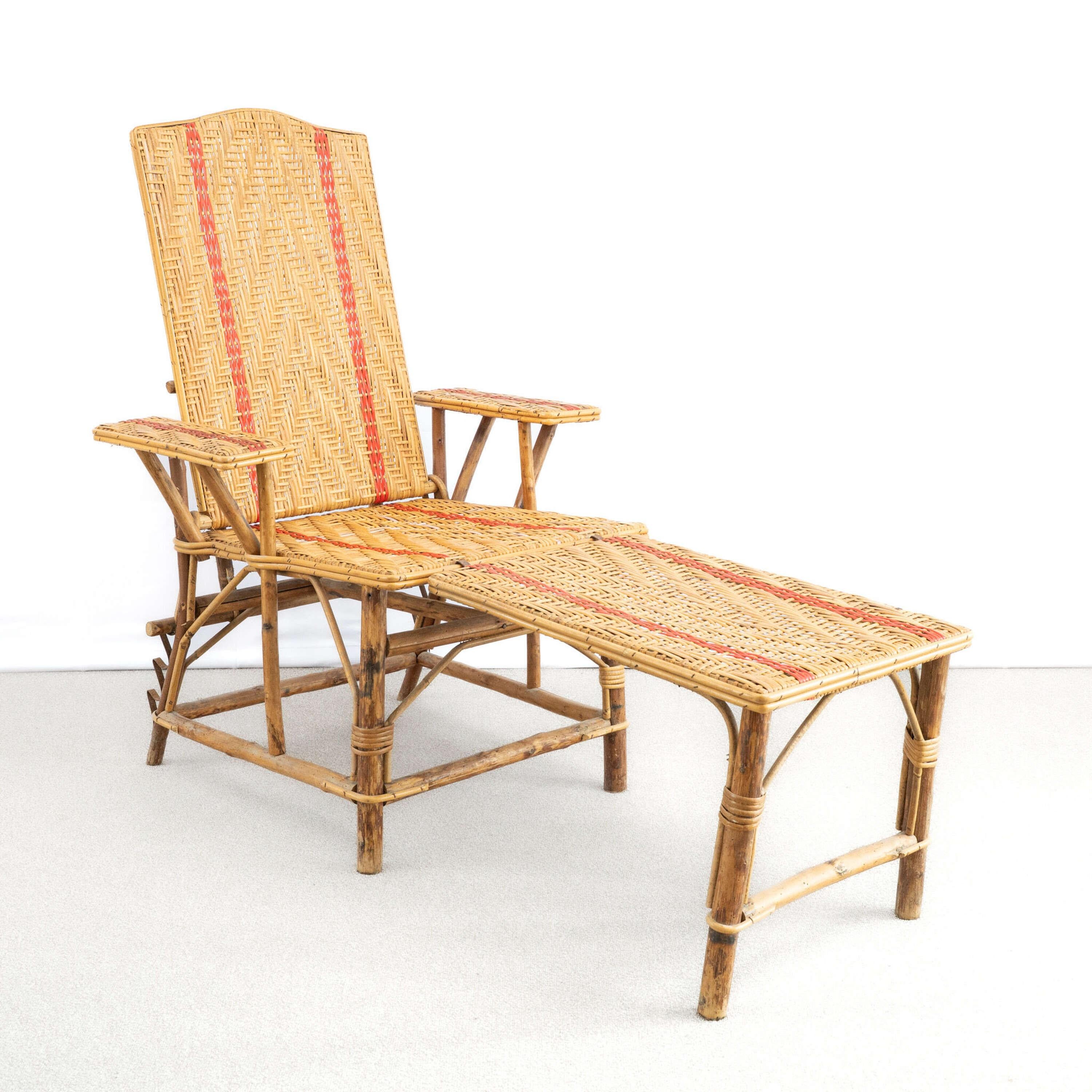 Un pezzo in 2 parti dell'inizio del XX secolo  Lettino in rattan francese con strisce rosse a contrasto.
In buone condizioni, si ripiega per essere riposto facilmente se necessario.
 Francia, circa 1950
Altezza dello schienale - 105 cm
Larghezza del
