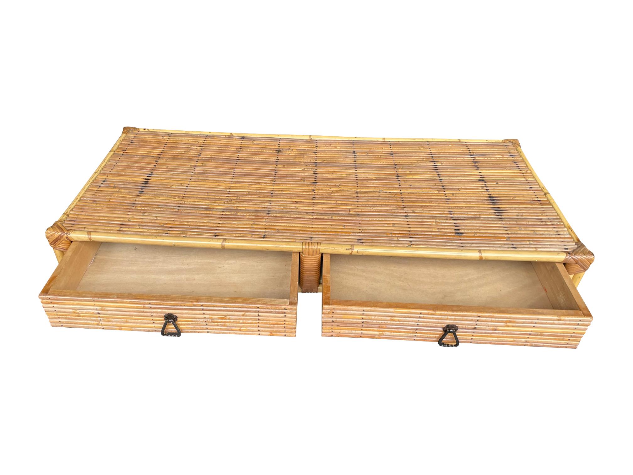 Table basse française des années 1960 en bambou et rotin avec deux tiroirs en vente 3