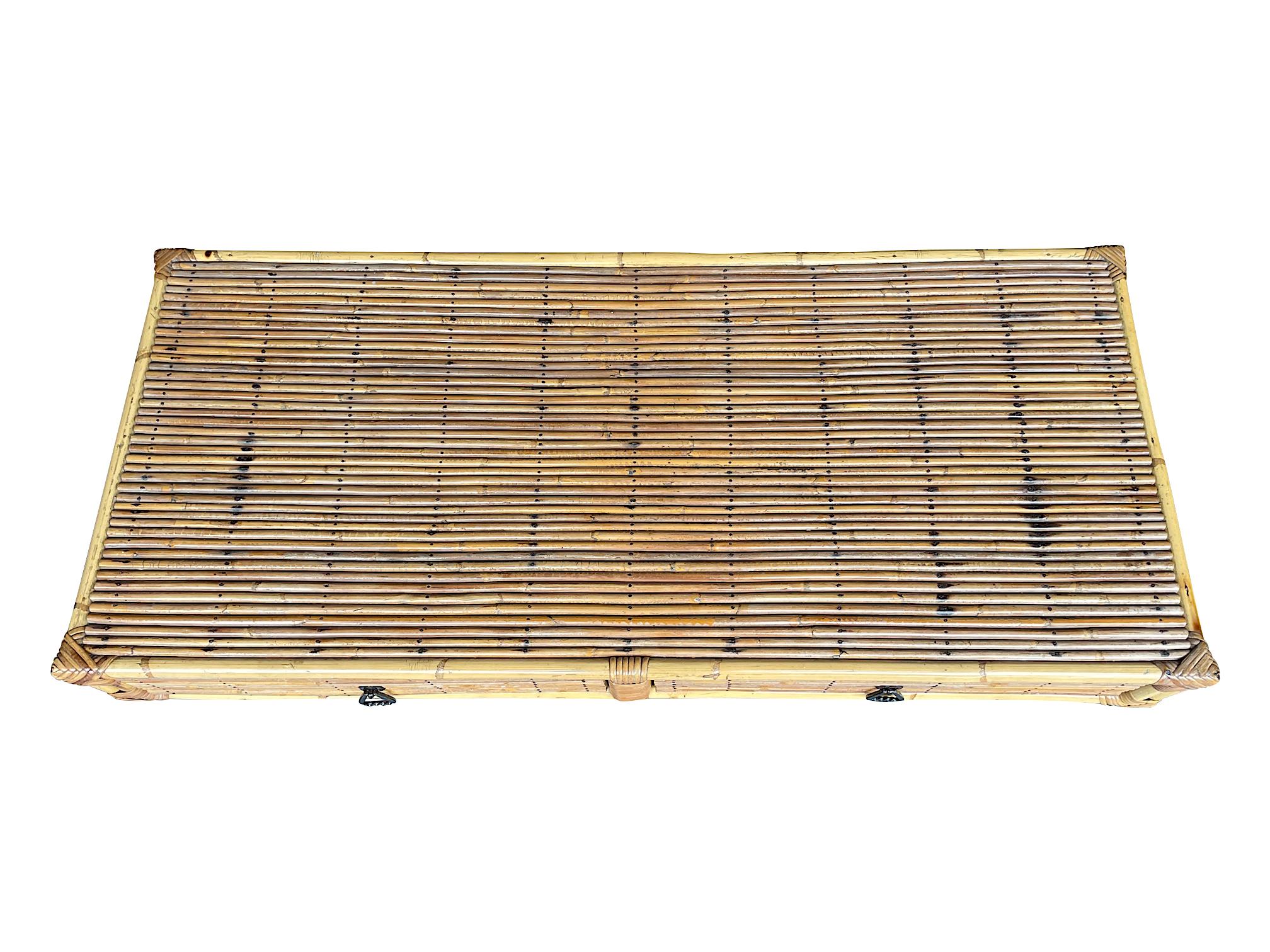 Table basse française des années 1960 en bambou et rotin avec deux tiroirs en vente 5