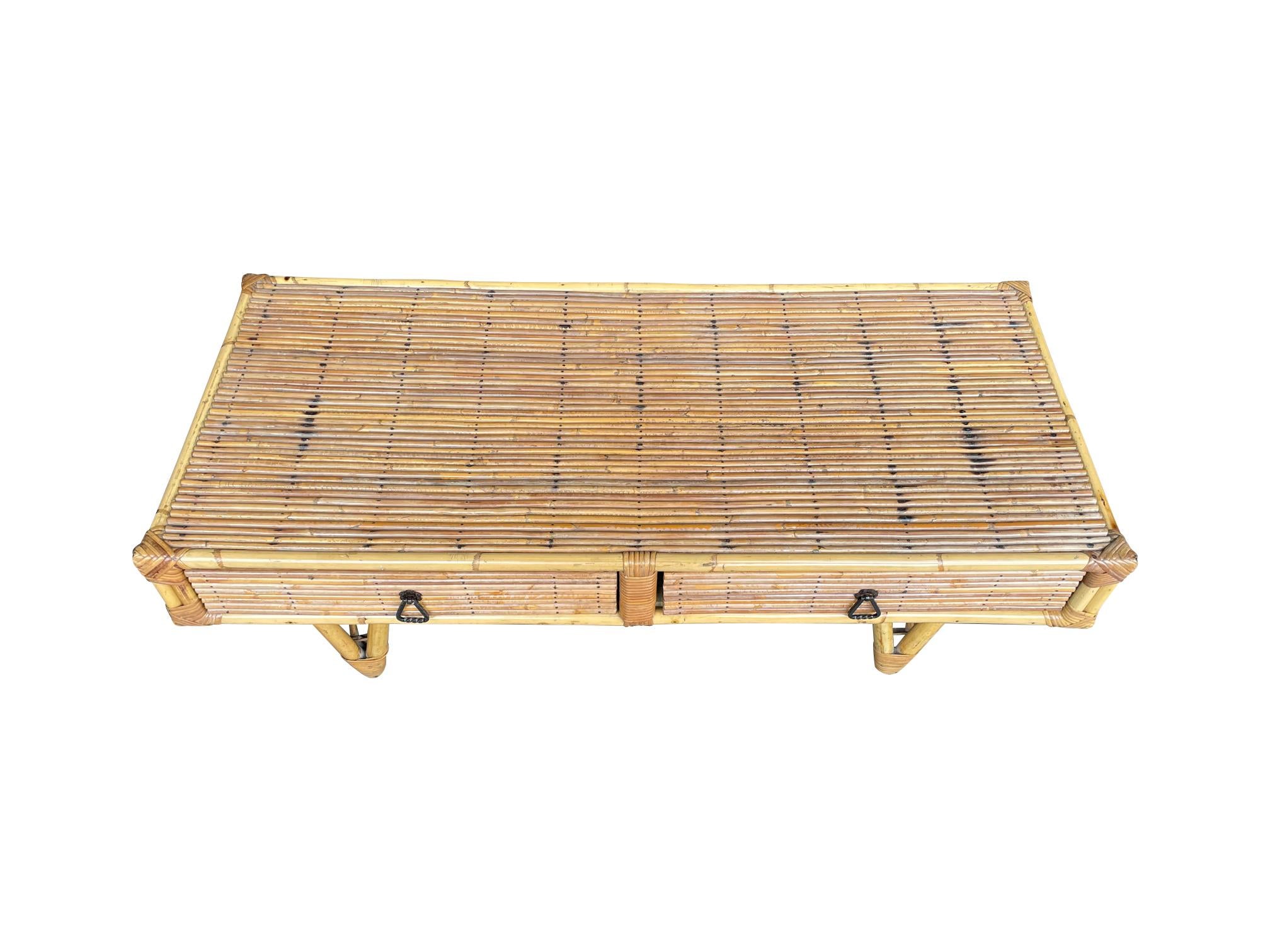 Français Table basse française des années 1960 en bambou et rotin avec deux tiroirs en vente