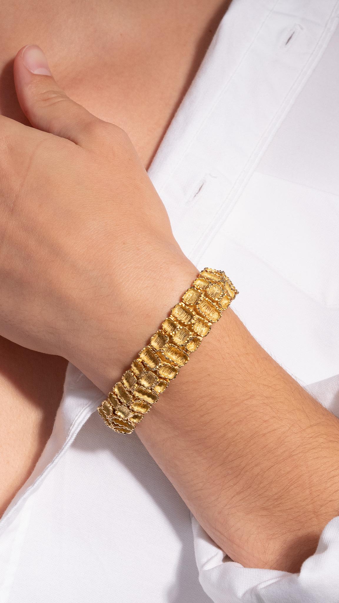 A French 1970s 18k Gold Bracelet For Sale 1