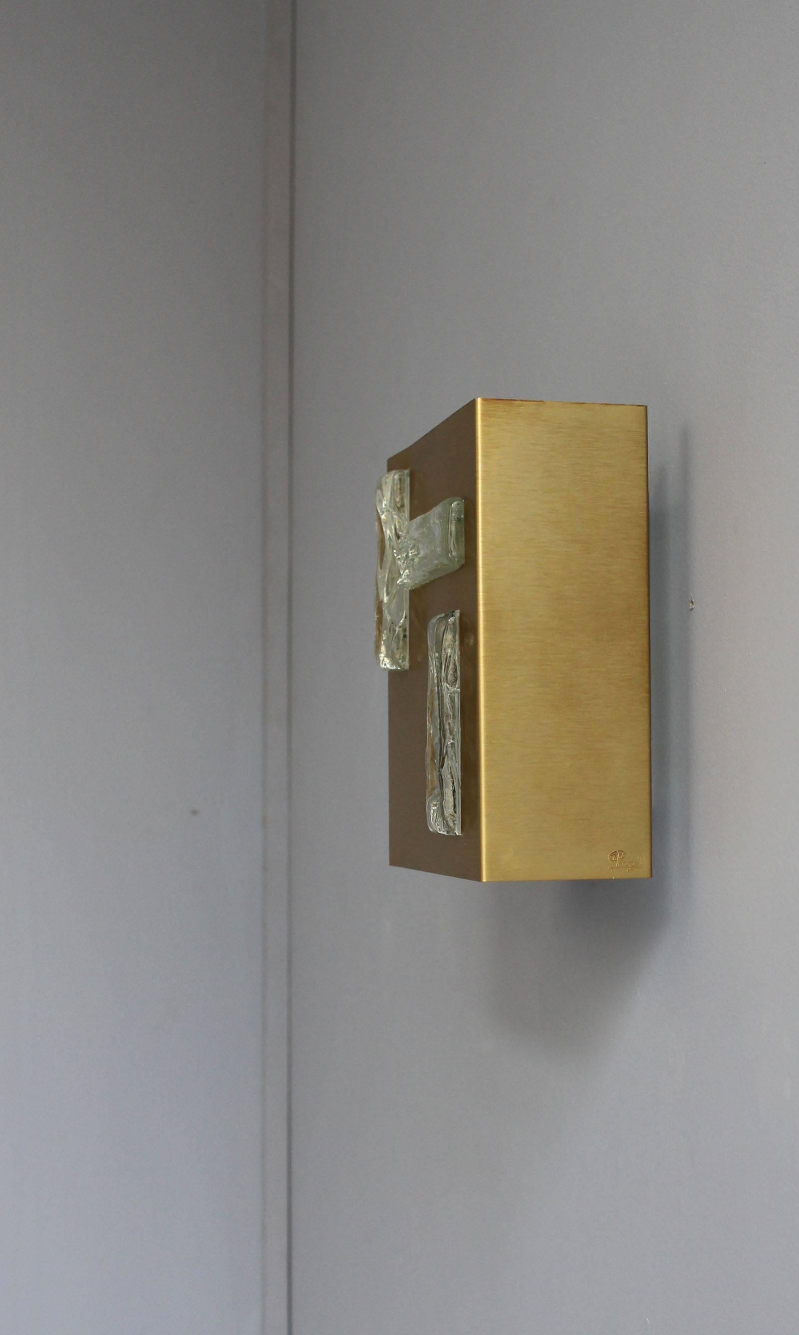 A French 1970s Bronze and Glass Slab Sconce by Perzel. For Sale 1