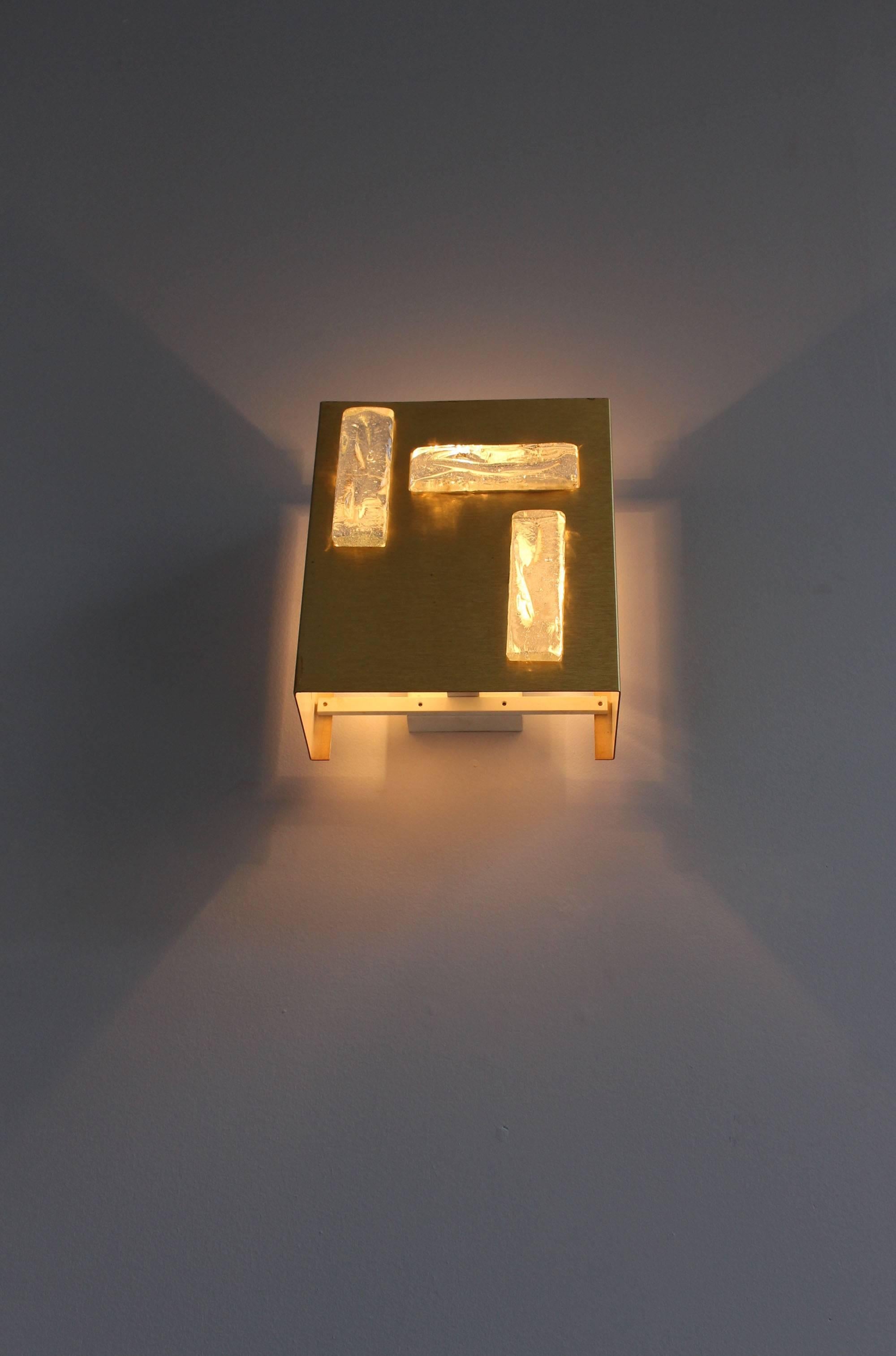 A French 1970s Bronze and Glass Slab Sconce by Perzel. For Sale 2