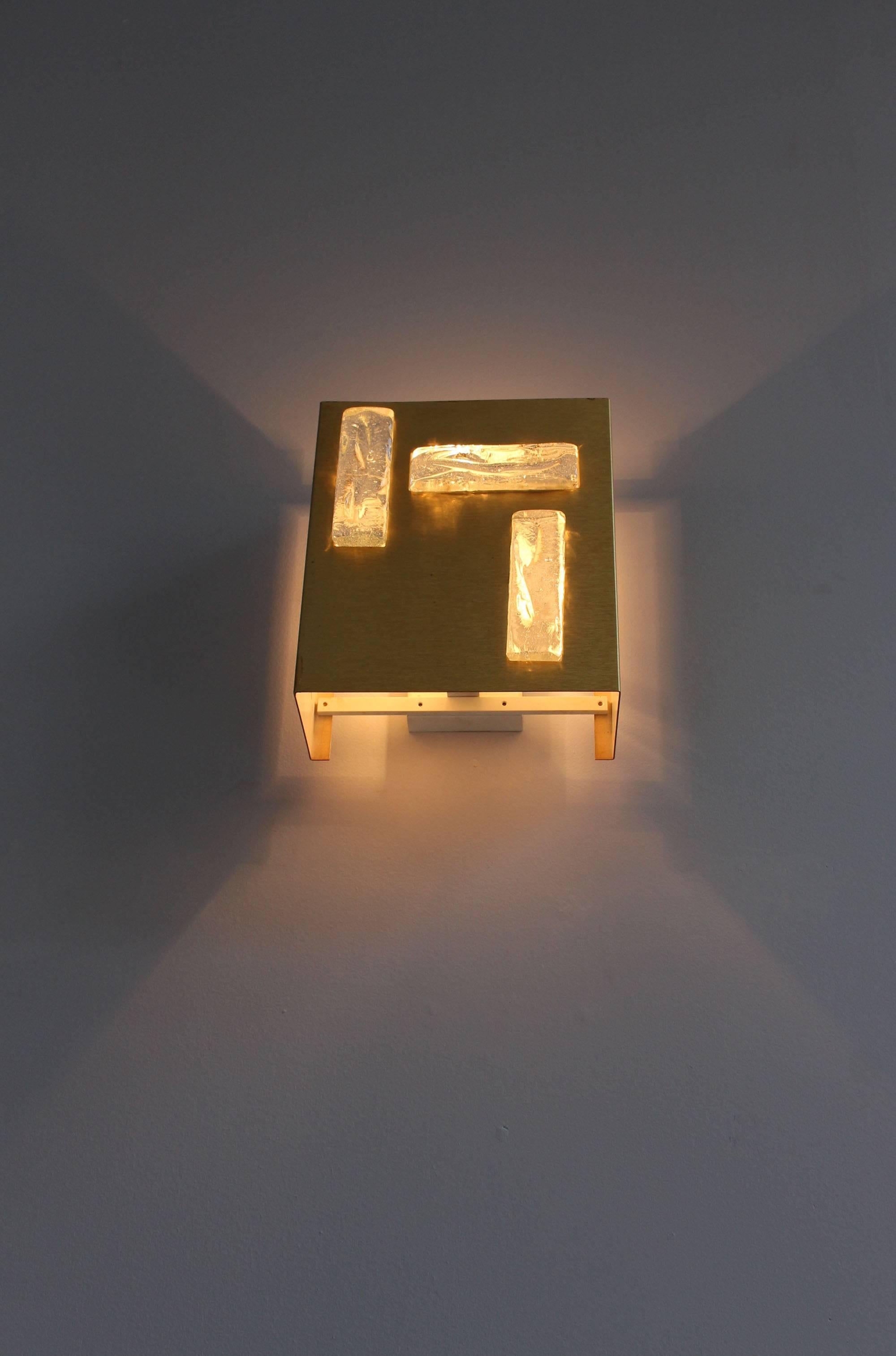 Bronzo Una sconce francese degli anni '70 in bronzo e vetro di Perzel. in vendita