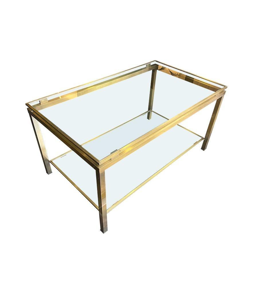 Table basse à deux niveaux en métal doré des années 1970 dans le style de Guy Lefevre avec deux assiettes en verre originales.