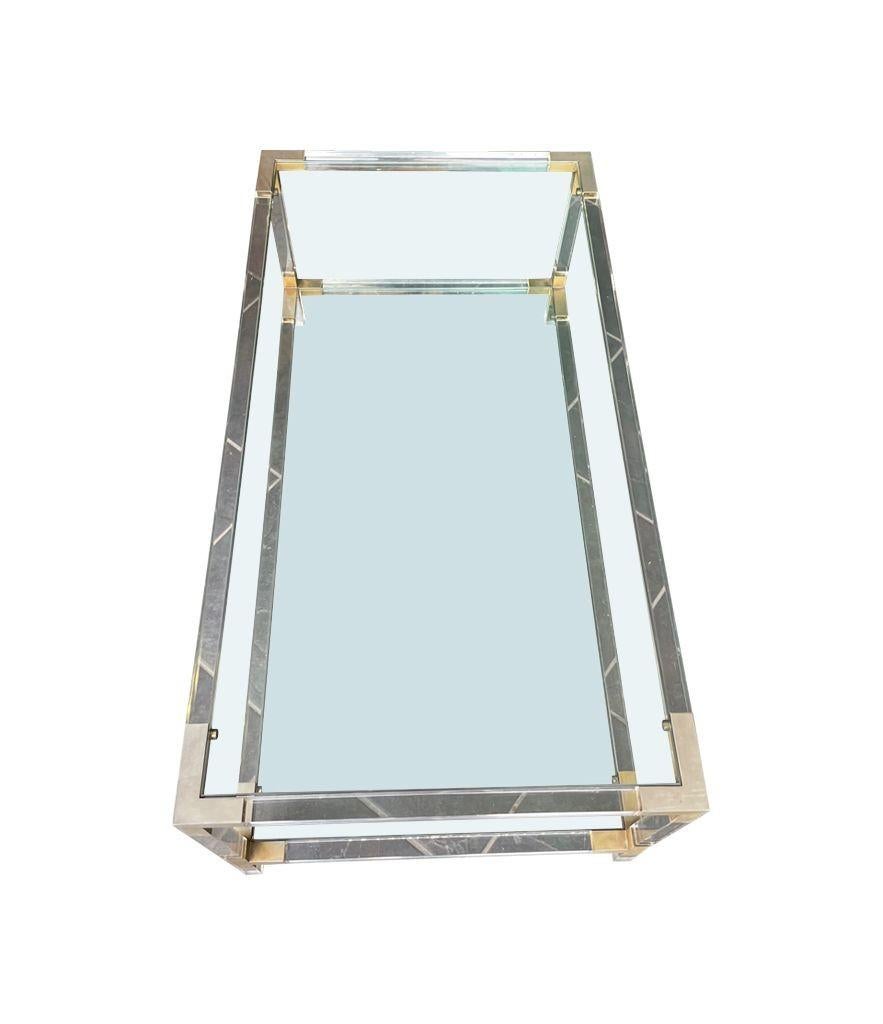 Table basse à deux niveaux en lucite et laiton avec plateaux en verre, datant des années 1970. 6