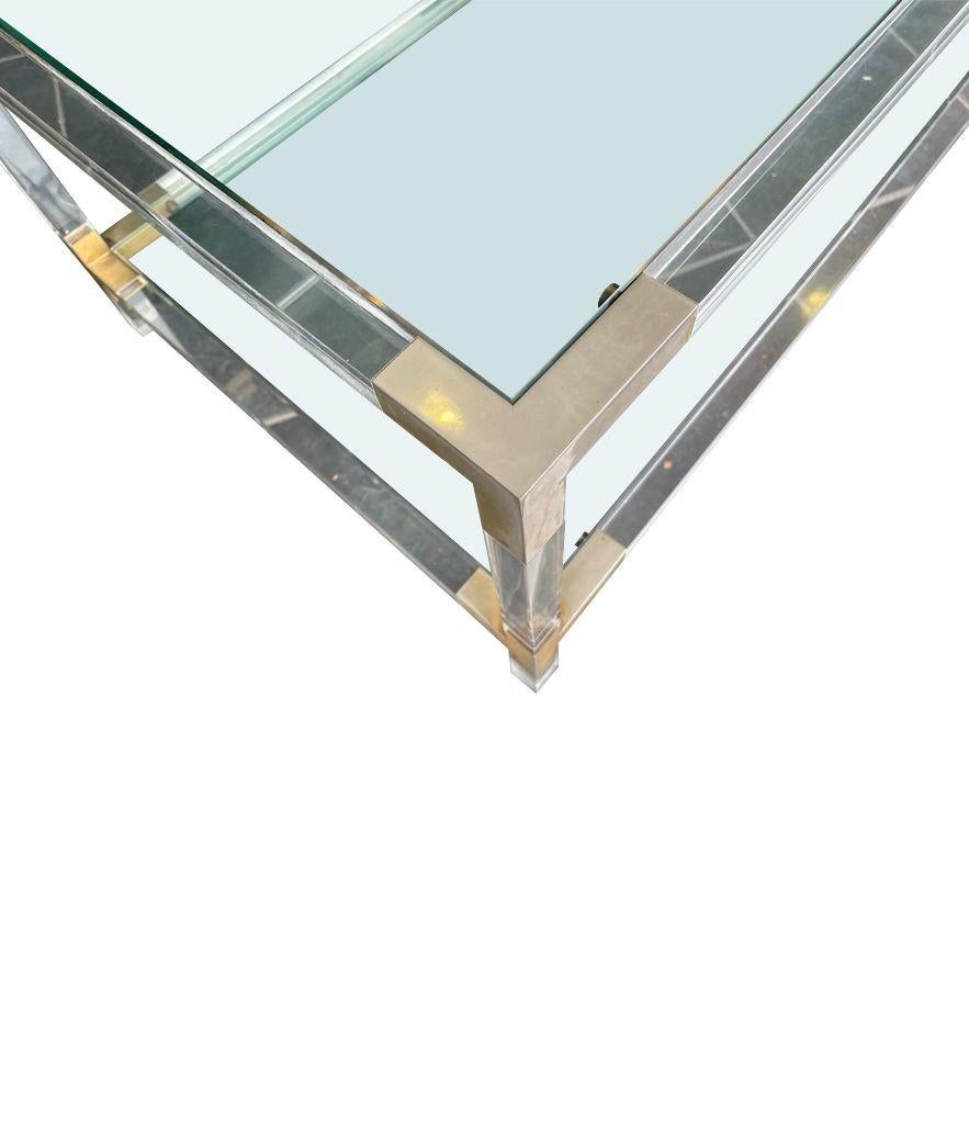 Table basse à deux niveaux en lucite et laiton avec plateaux en verre, datant des années 1970. 10