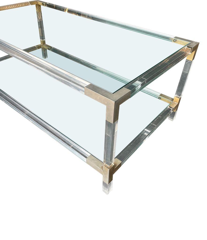 A French 1970s lucite and brass two tiered coffee table with glass plates In Good Condition For Sale In London, GB