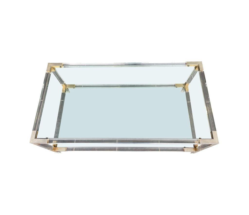Métal Table basse à deux niveaux en lucite et laiton avec plateaux en verre, datant des années 1970.