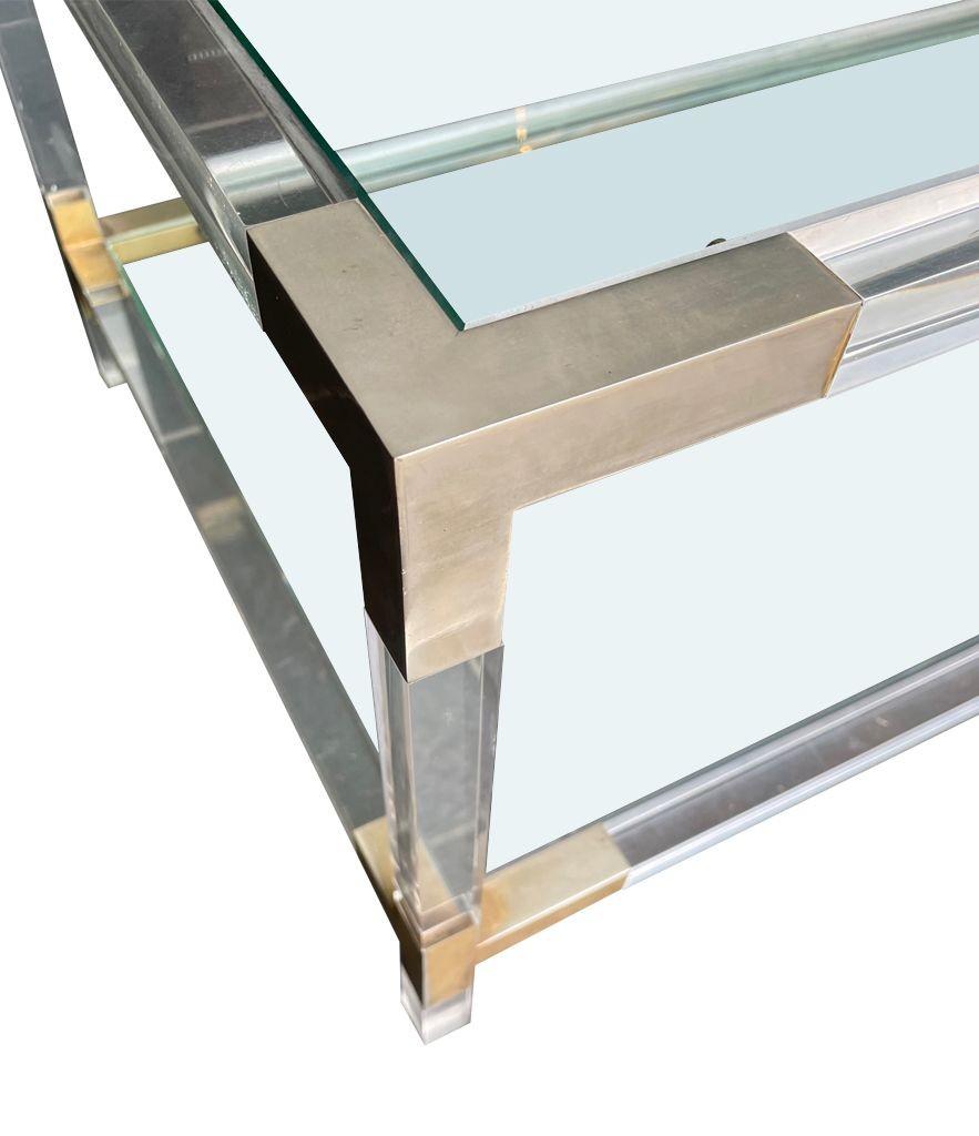 Table basse à deux niveaux en lucite et laiton avec plateaux en verre, datant des années 1970. 2