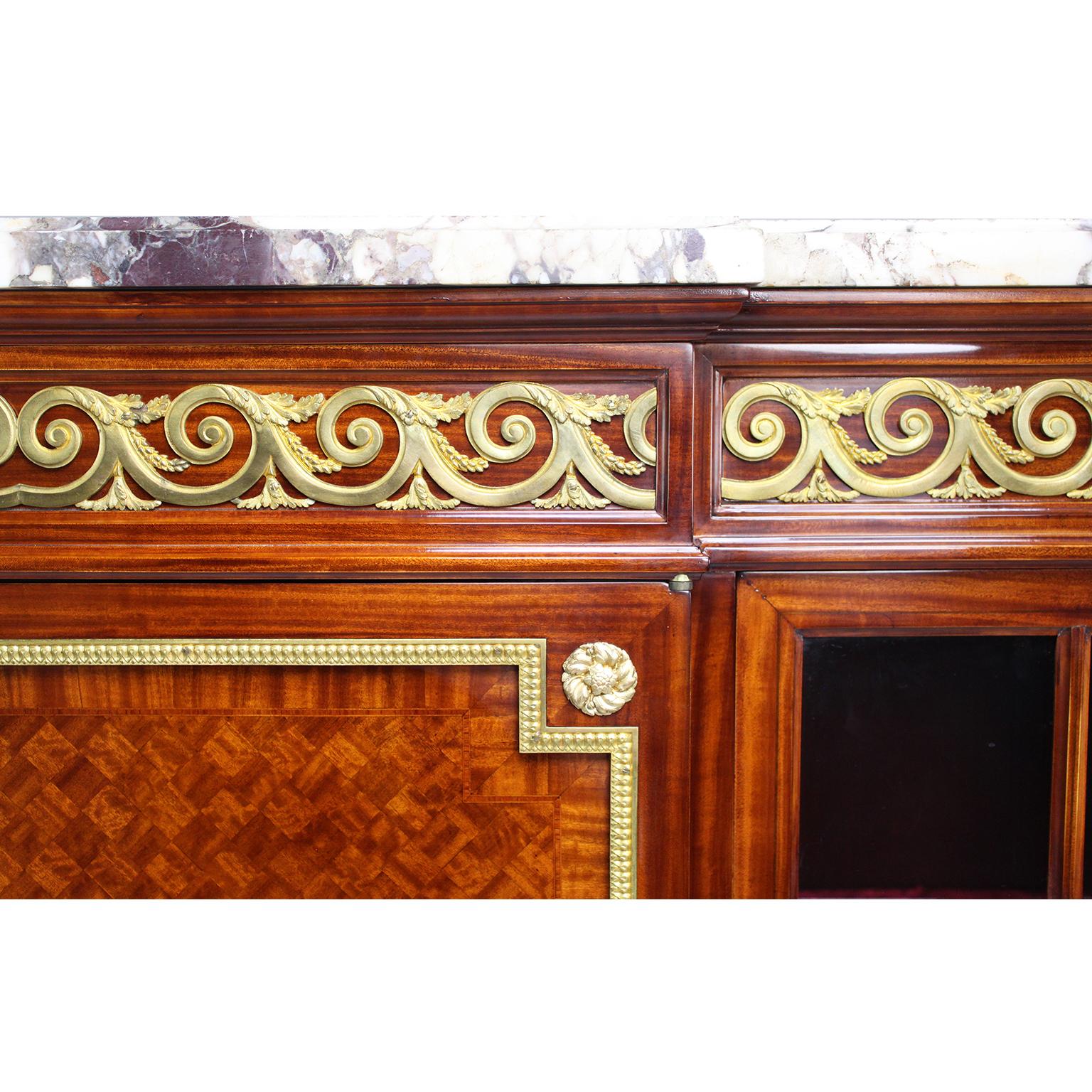 Inizio XX secolo A.I.C. in stile Luigi XVI, 19°-20° secolo, con cassa commode montata su bronzo in vendita