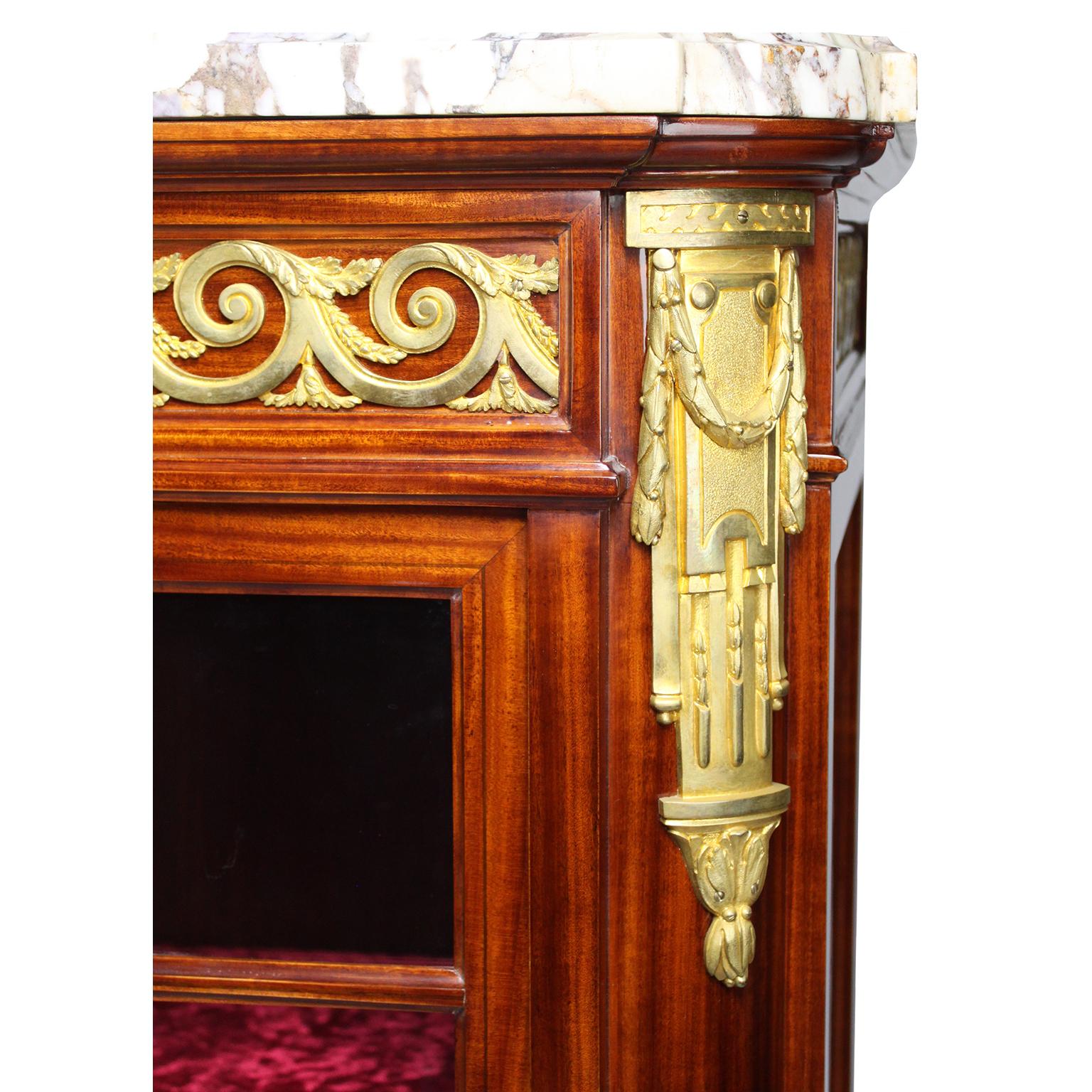 Bronzo A.I.C. in stile Luigi XVI, 19°-20° secolo, con cassa commode montata su bronzo in vendita