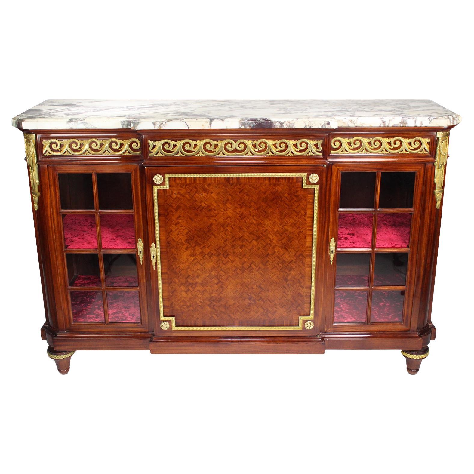 Französische Kommode im Louis-XVI-Stil des 19. und 20. Jahrhunderts mit vergoldeter Bronzebeschlägen und Vitrine