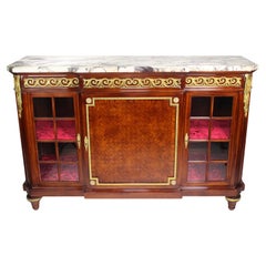 Französische Kommode im Louis-XVI-Stil des 19. und 20. Jahrhunderts mit vergoldeter Bronzebeschlägen und Vitrine