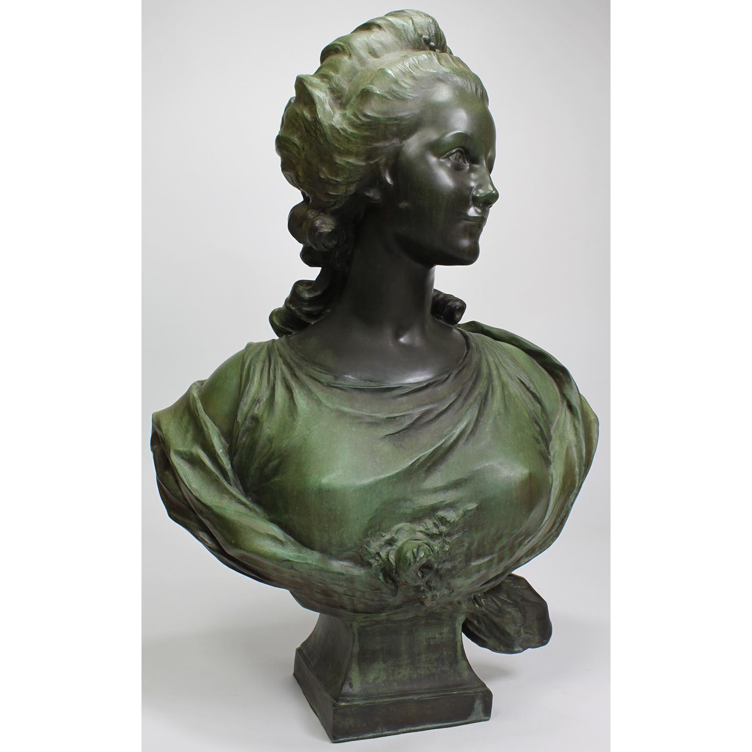 Buste en bronze patiné de Marie-Antoinette (reine de France 1755-1793), d'après le modèle d'Agathon Léonard ou Léonard Agathon van Weydevelt (1841 Lille-1923 Paris). Le buste en bronze à la patine vert-vert, d'une grande beauté et d'une grande