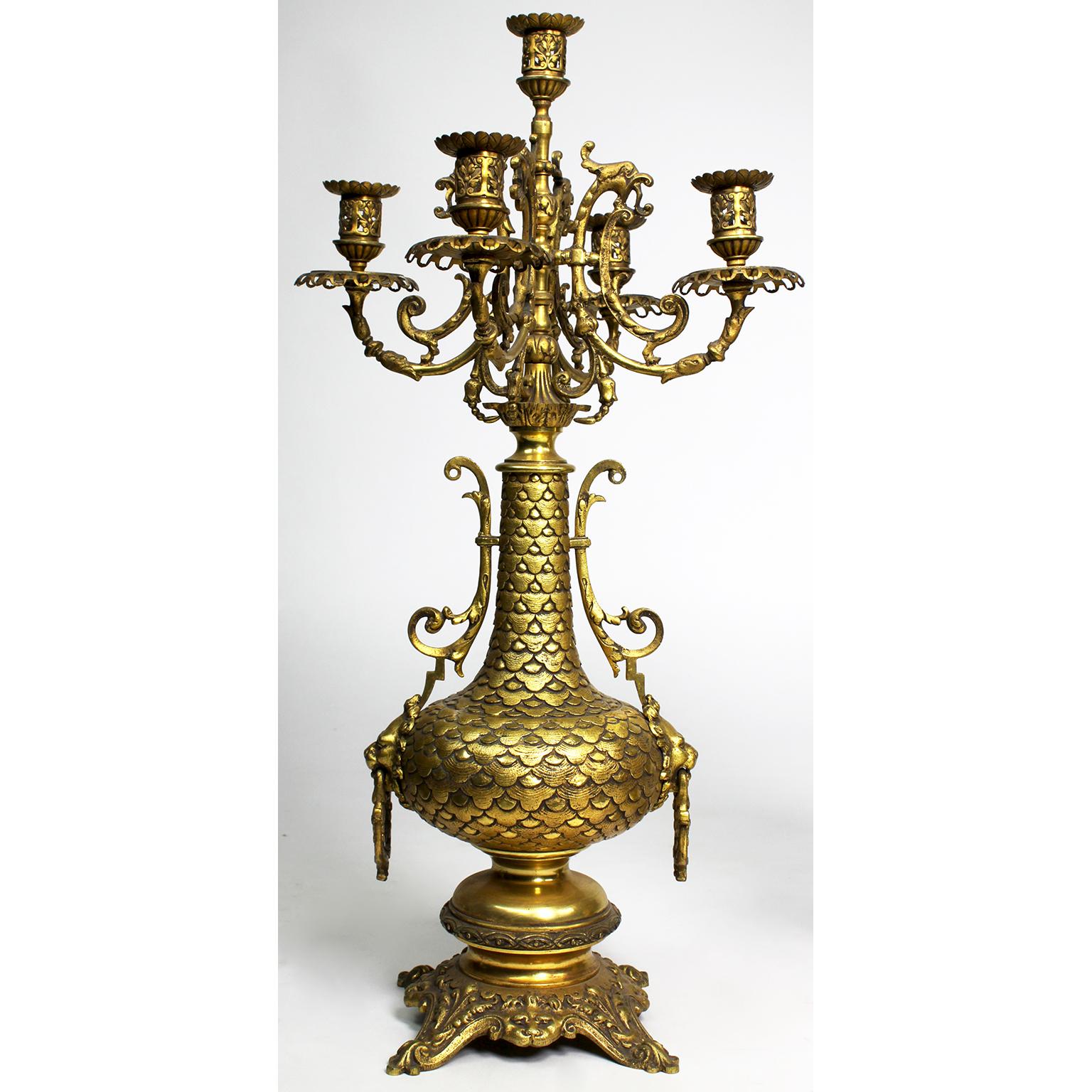 Chippendale Ensemble d'horloges et de chandeliers en métal doré à trois pièces, du 19e au 20e siècle. en vente