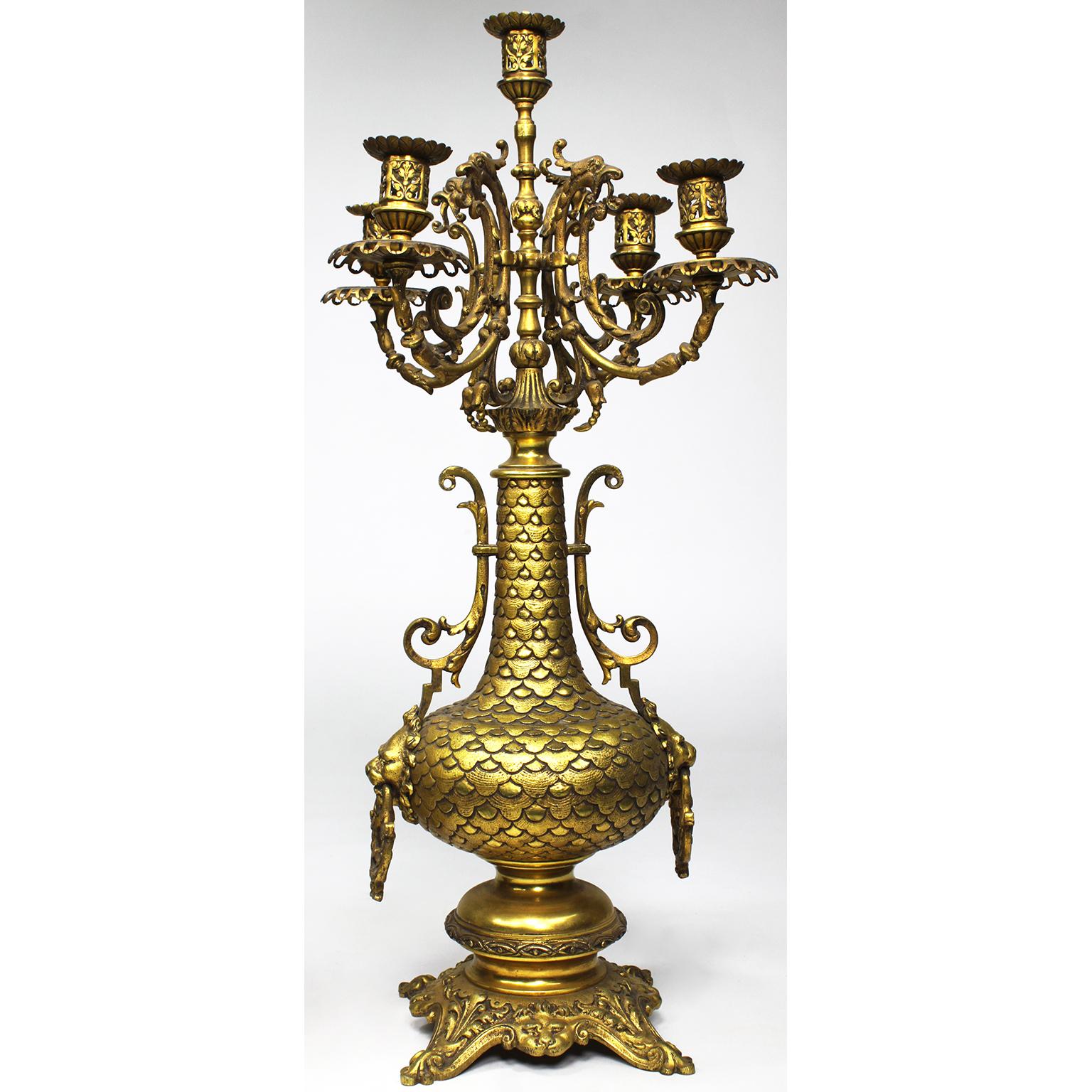 Français Ensemble d'horloges et de chandeliers en métal doré à trois pièces, du 19e au 20e siècle. en vente