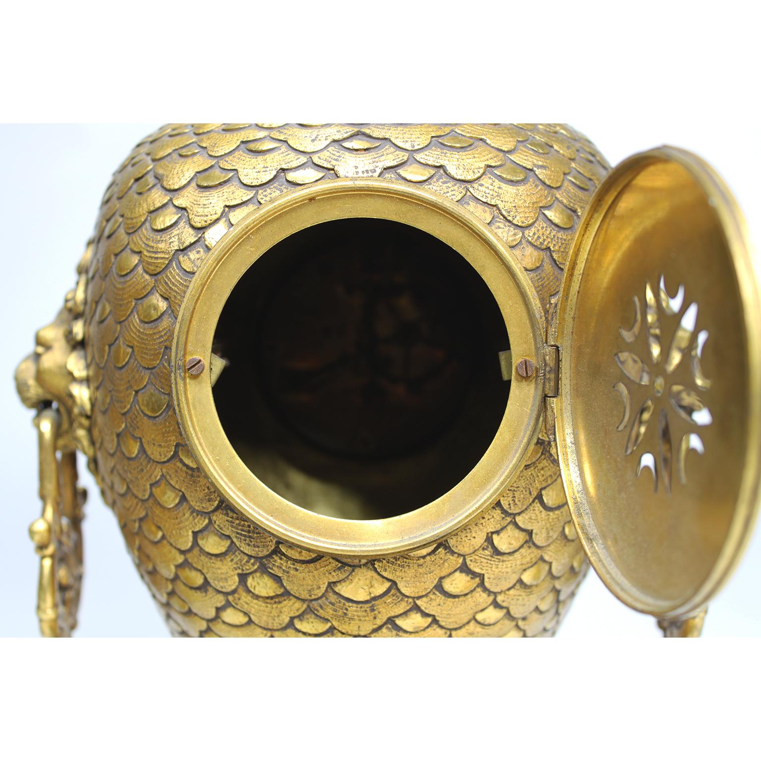 Métal Ensemble d'horloges et de chandeliers en métal doré à trois pièces, du 19e au 20e siècle. en vente