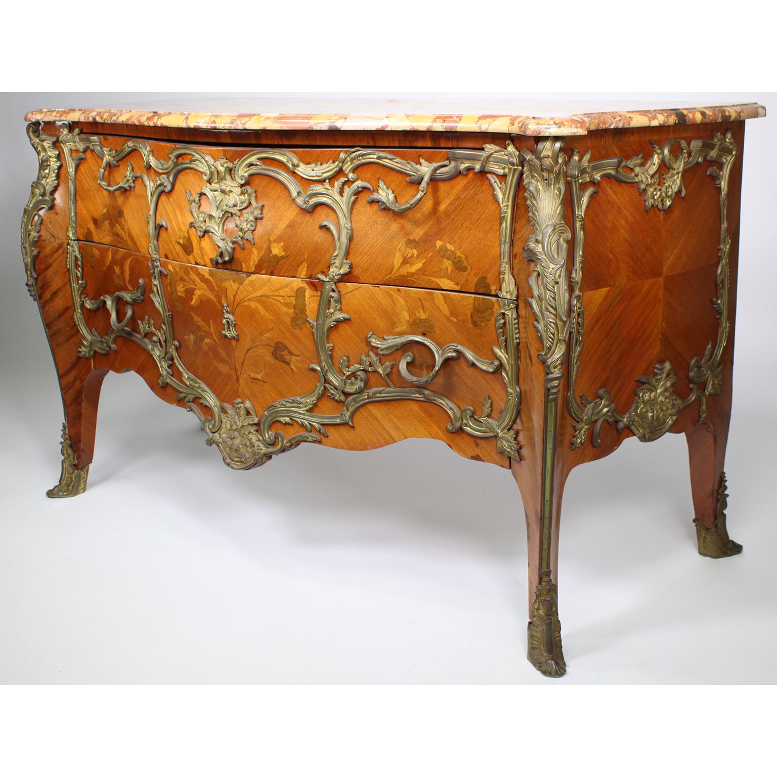 Commodo a due cassetti in Bois Satiné e intarsio floreale di Bois de Bout in stile Luigi XV francese del XIX/20° secolo, con piano in marmo Brêche d'Alep e due lunghi cassetti su gambe cabriole che terminano con piedi a voluta, con piano in marmo
