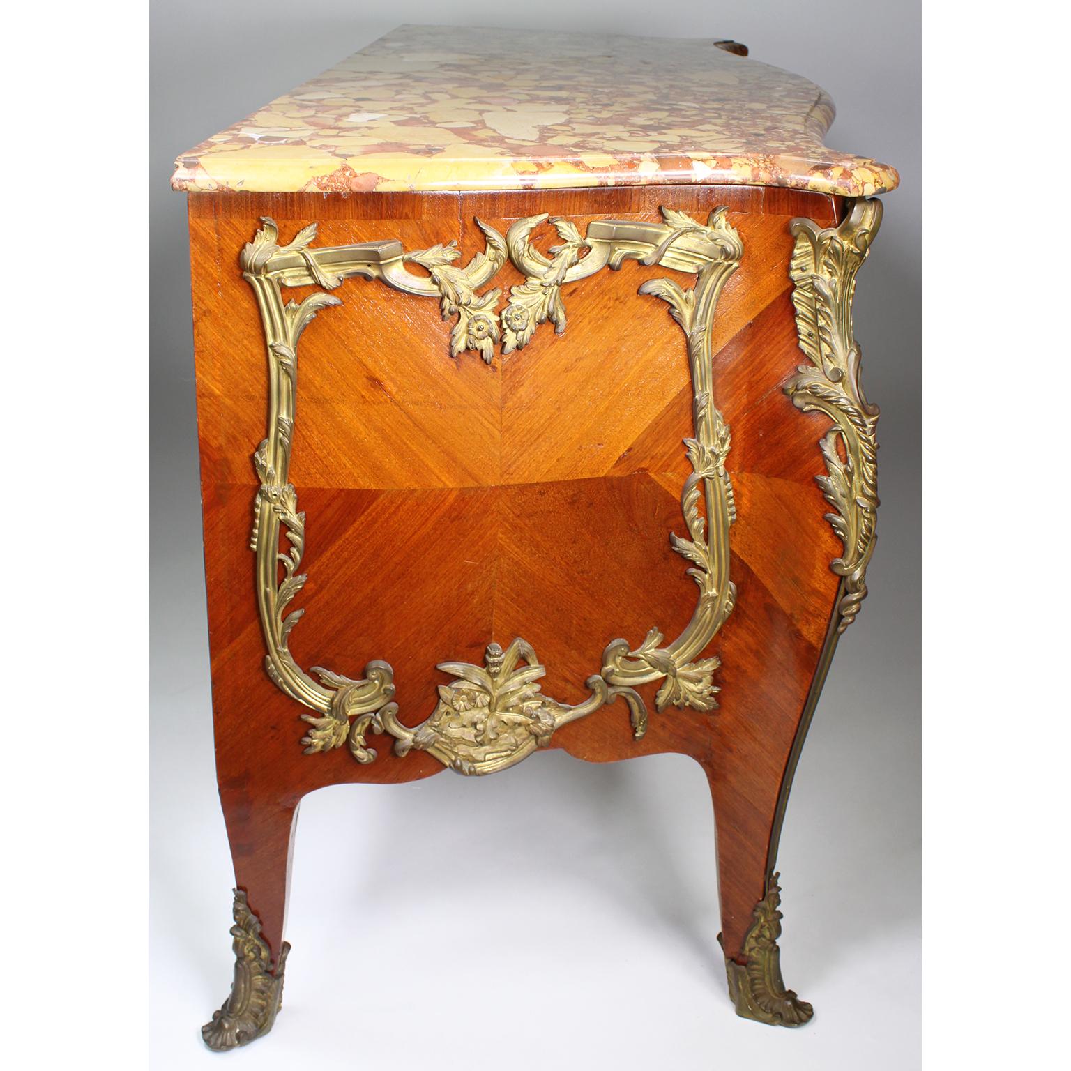 Commodo francese del XIX/XX secolo in stile Luigi XV con piano in marmo montato in bronzo dorato in vendita 2