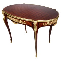 Table de centre ovale montée en bronze doré, de style Louis XV, du 19e au 20e siècle.