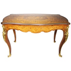 Table à écrire en marqueterie de bois de tulipier, de style Louis XV, du 19e au 20e siècle.